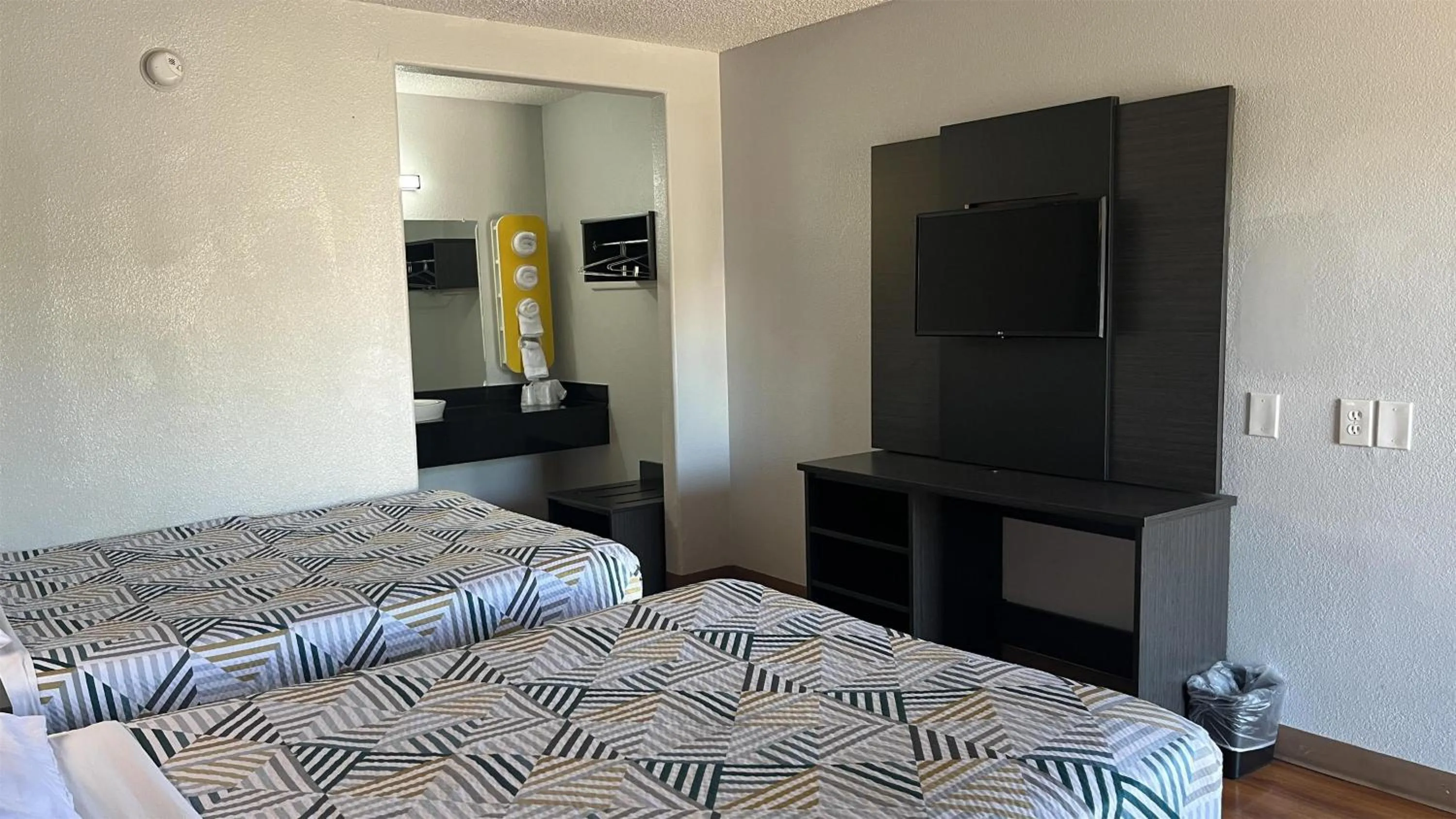 Bedroom, Bed in Motel 6 Modesto, CA