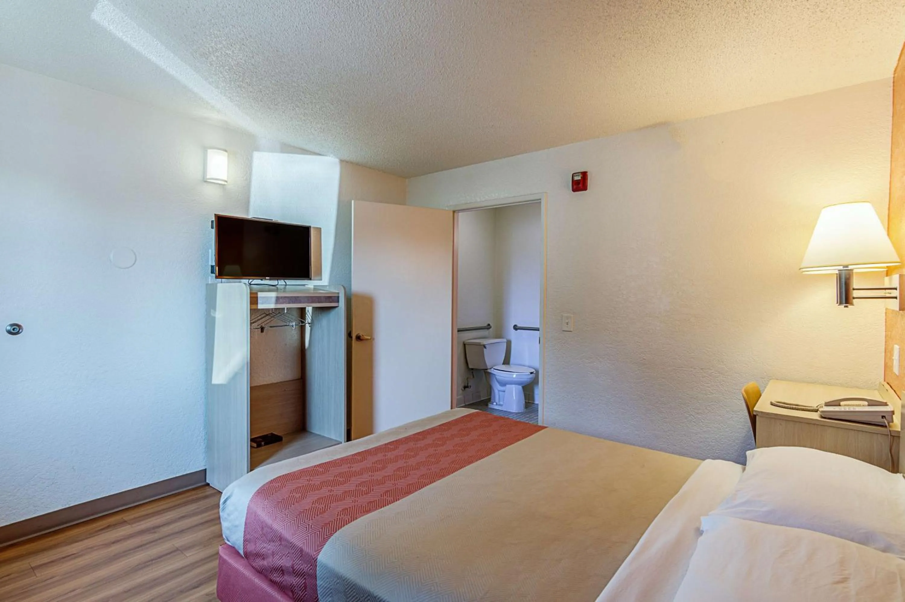 Photo of the whole room, Room Photo in Motel 6-Modesto, CA