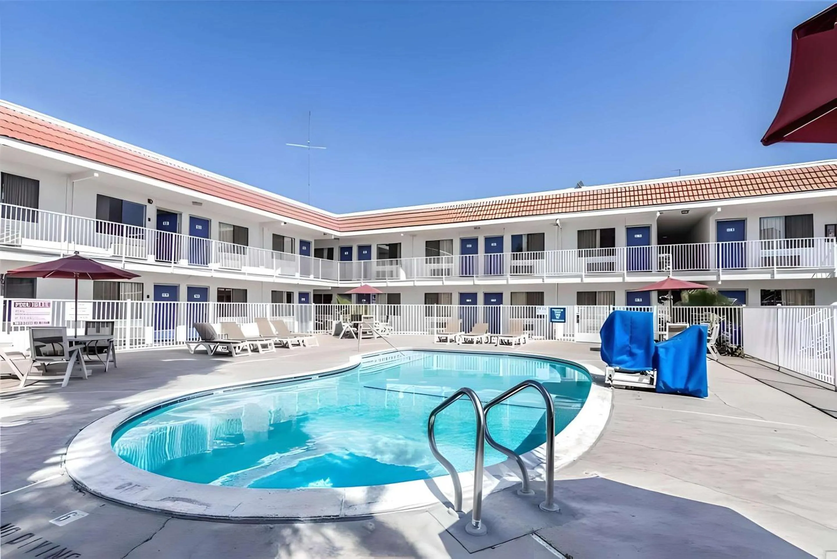 Swimming pool, Property Building in Motel 6-Modesto, CA