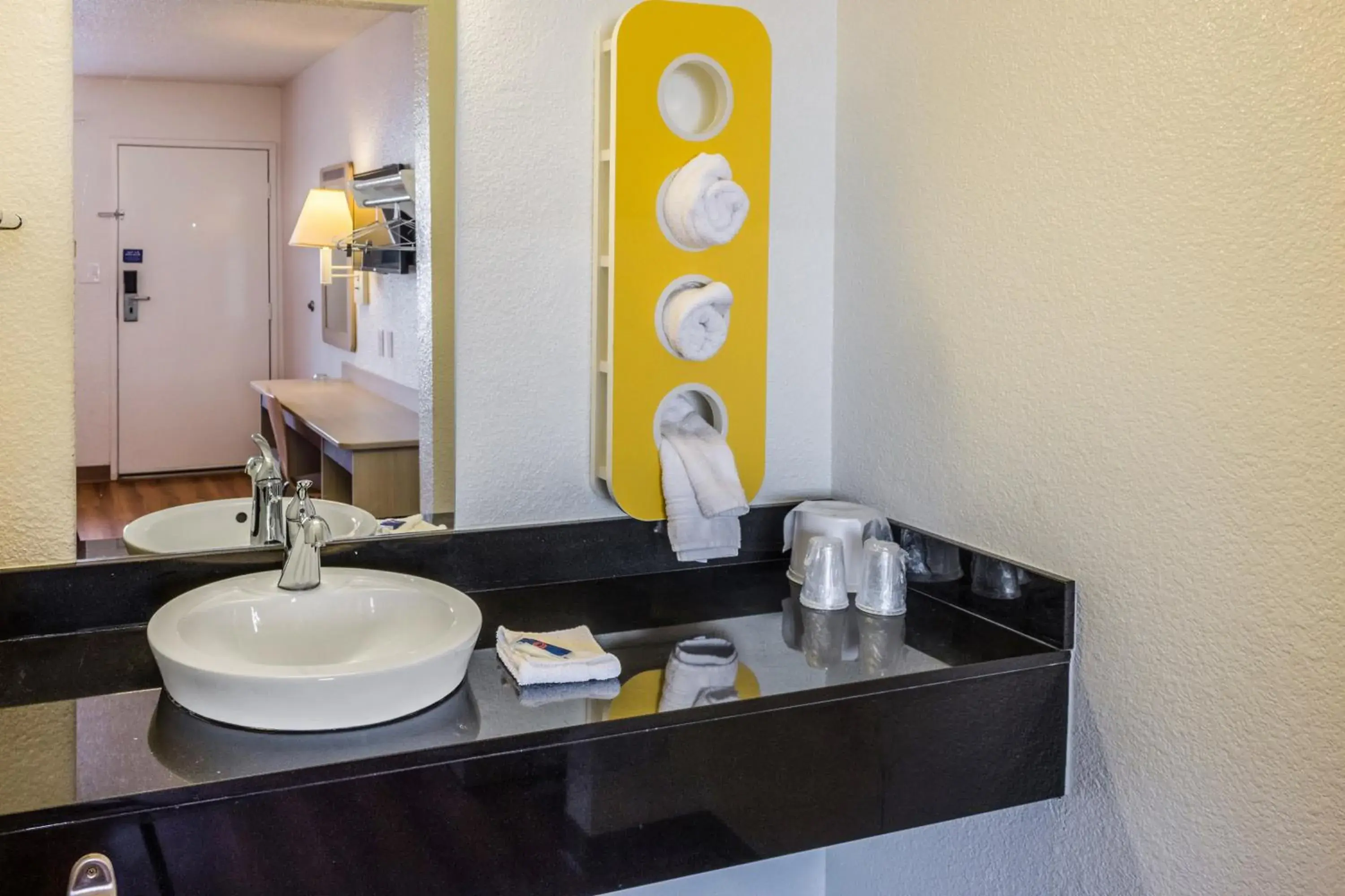 Deluxe Quadruple Room in Motel 6 Bakersfield, CA - Convention Center Deluxe Quadruple Room in Motel 6 Bakersfield, CA - Convention Center