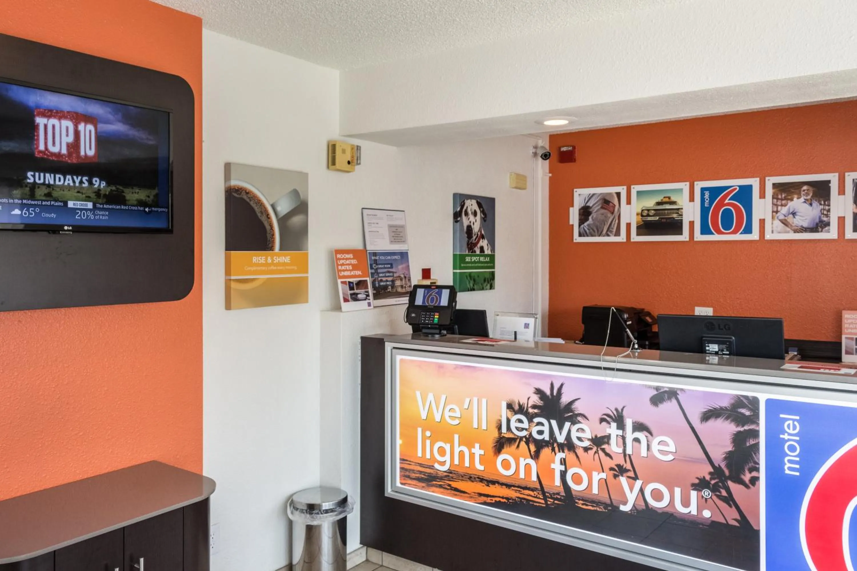 Lobby or reception in Motel 6 Bakersfield, CA - Convention Center