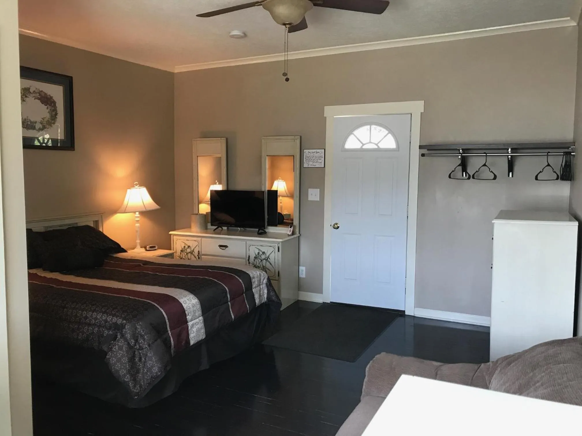 Bedroom, Bed in Beachcomber Inn