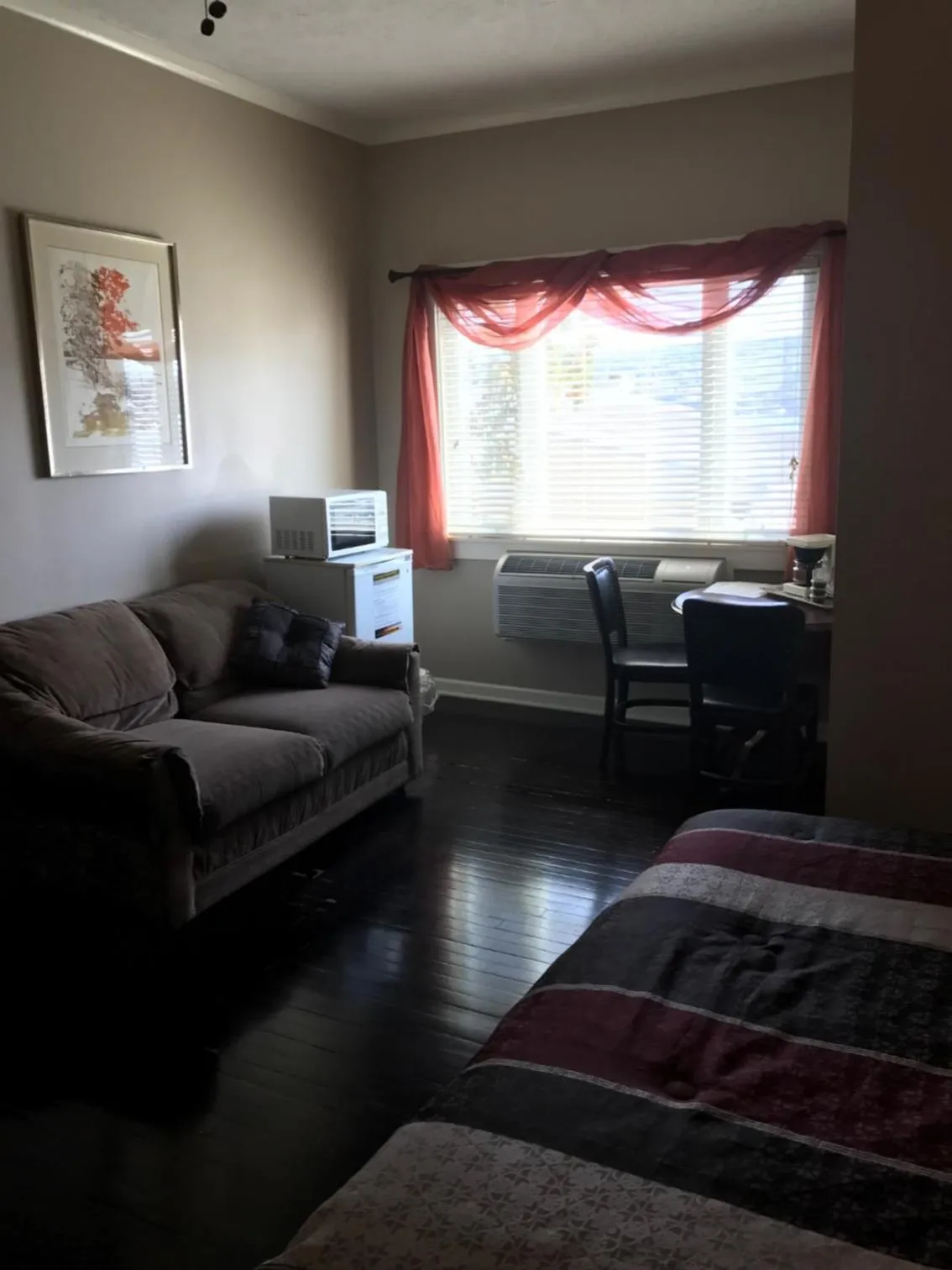 Seating area, Bed in Beachcomber Inn
