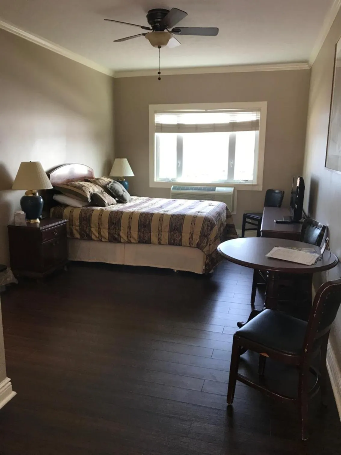 Bedroom, Bed in Beachcomber Inn