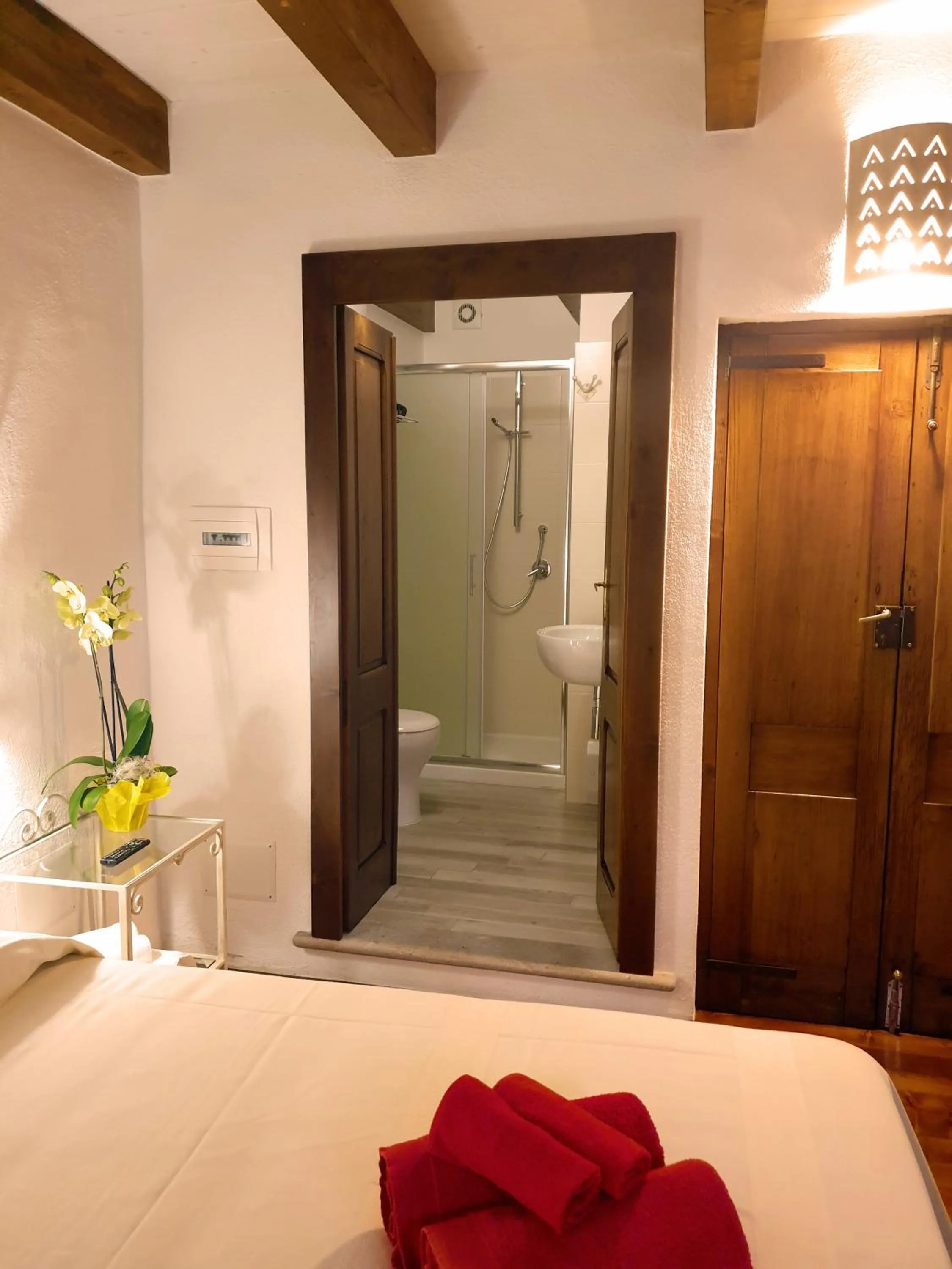 Shower, Bed in The Templars Guesthouse