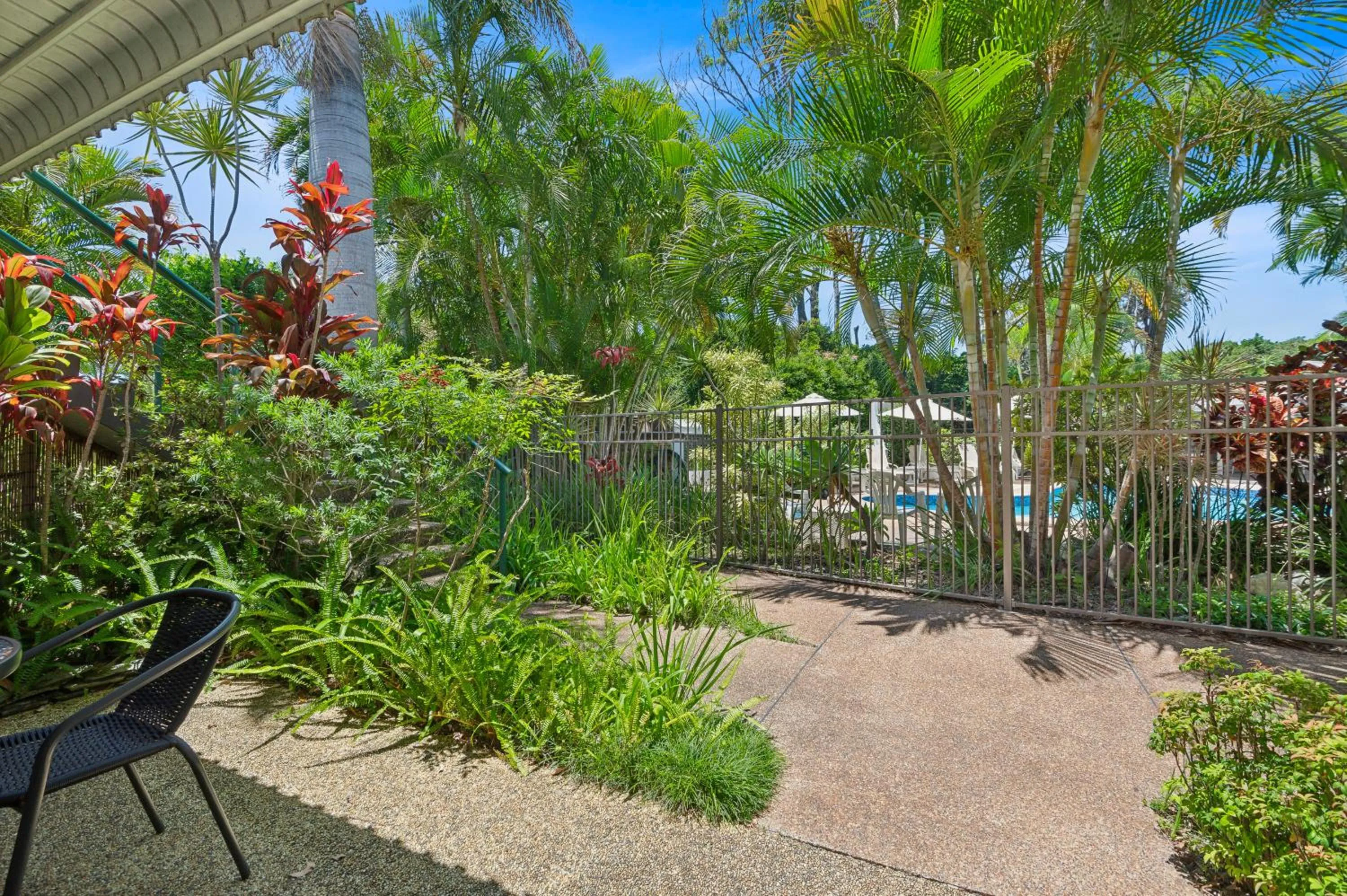 Garden view in Smugglers On The Beach