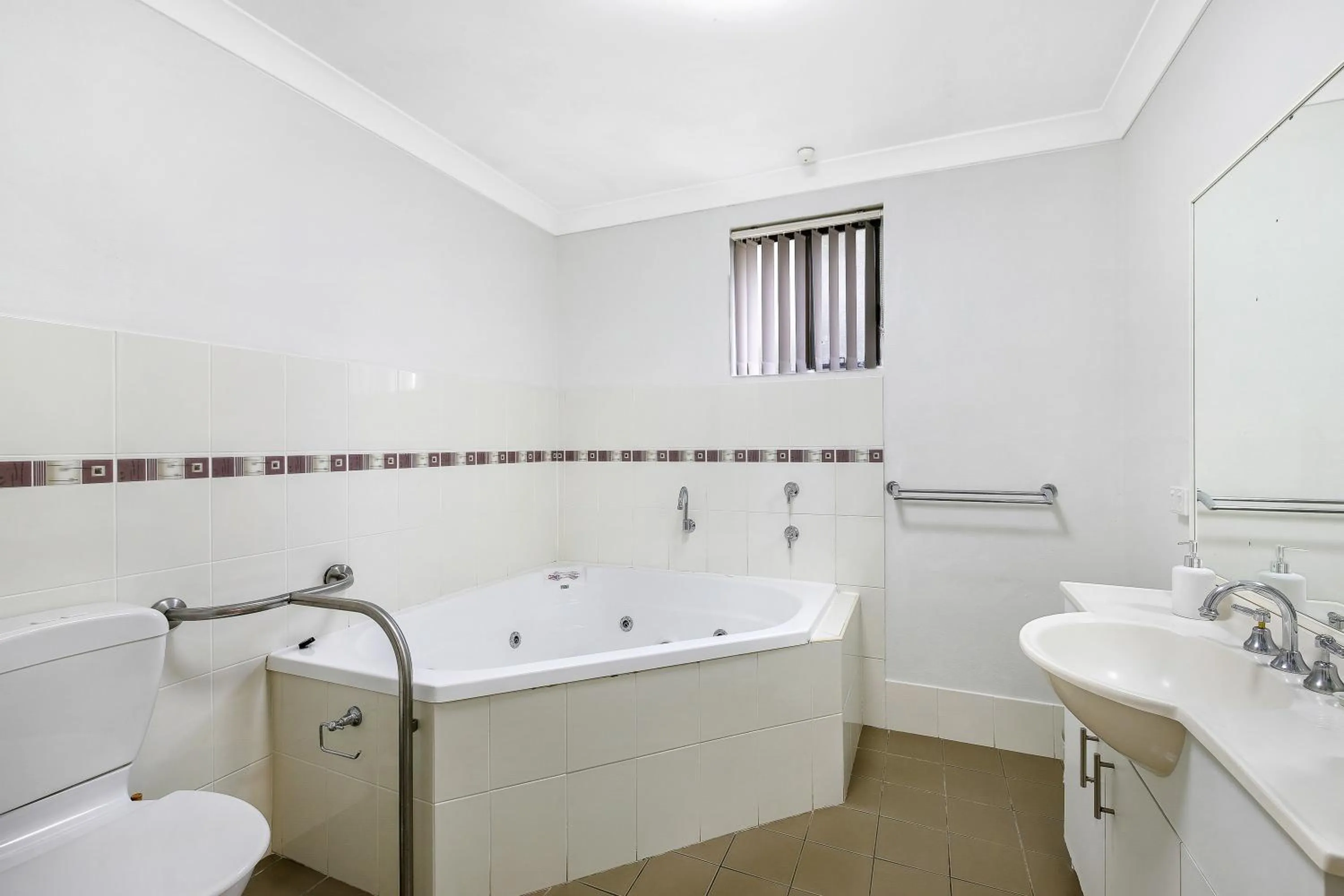 Bathroom in Smugglers On The Beach