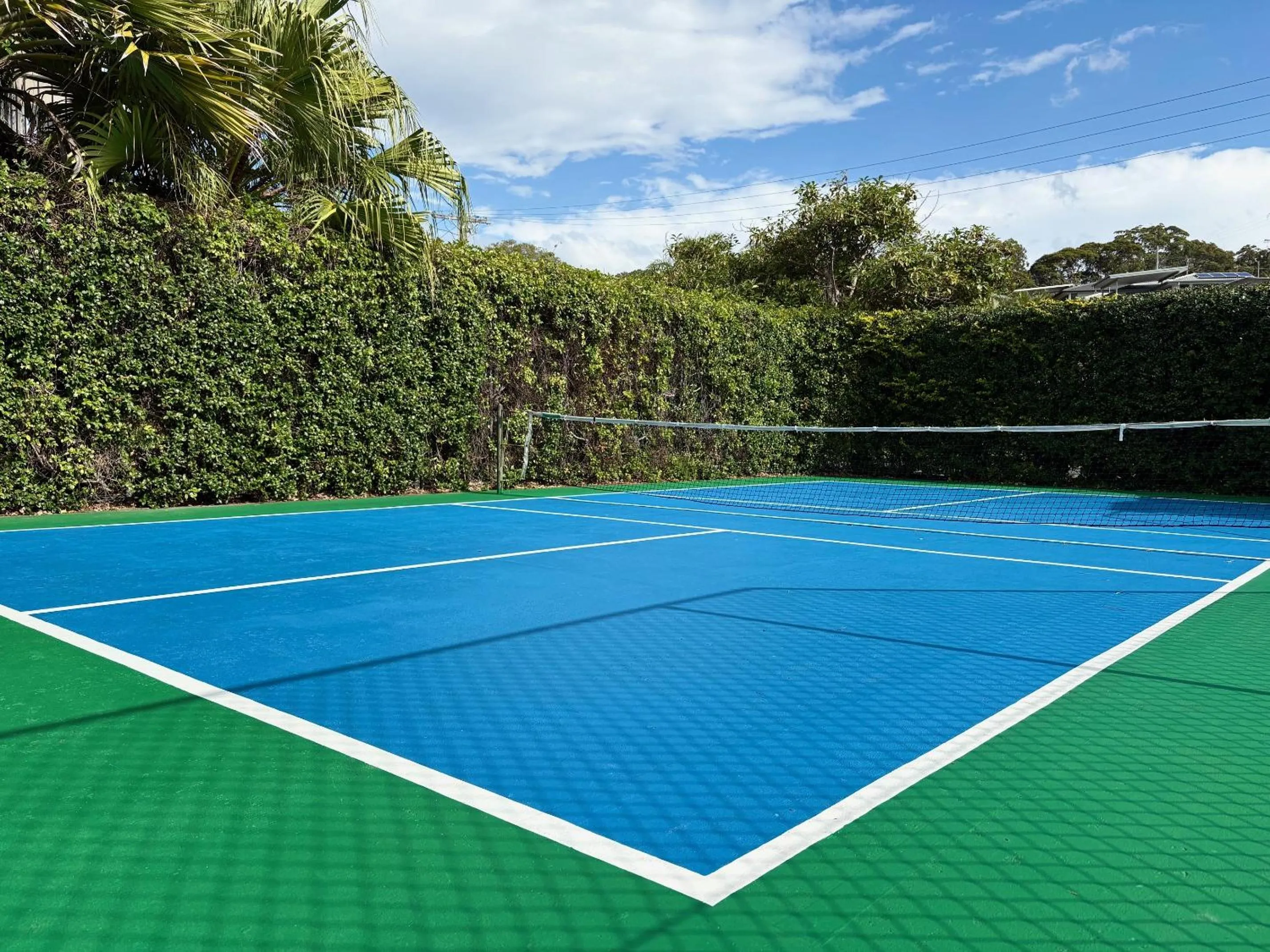 Tennis court in Smugglers On The Beach