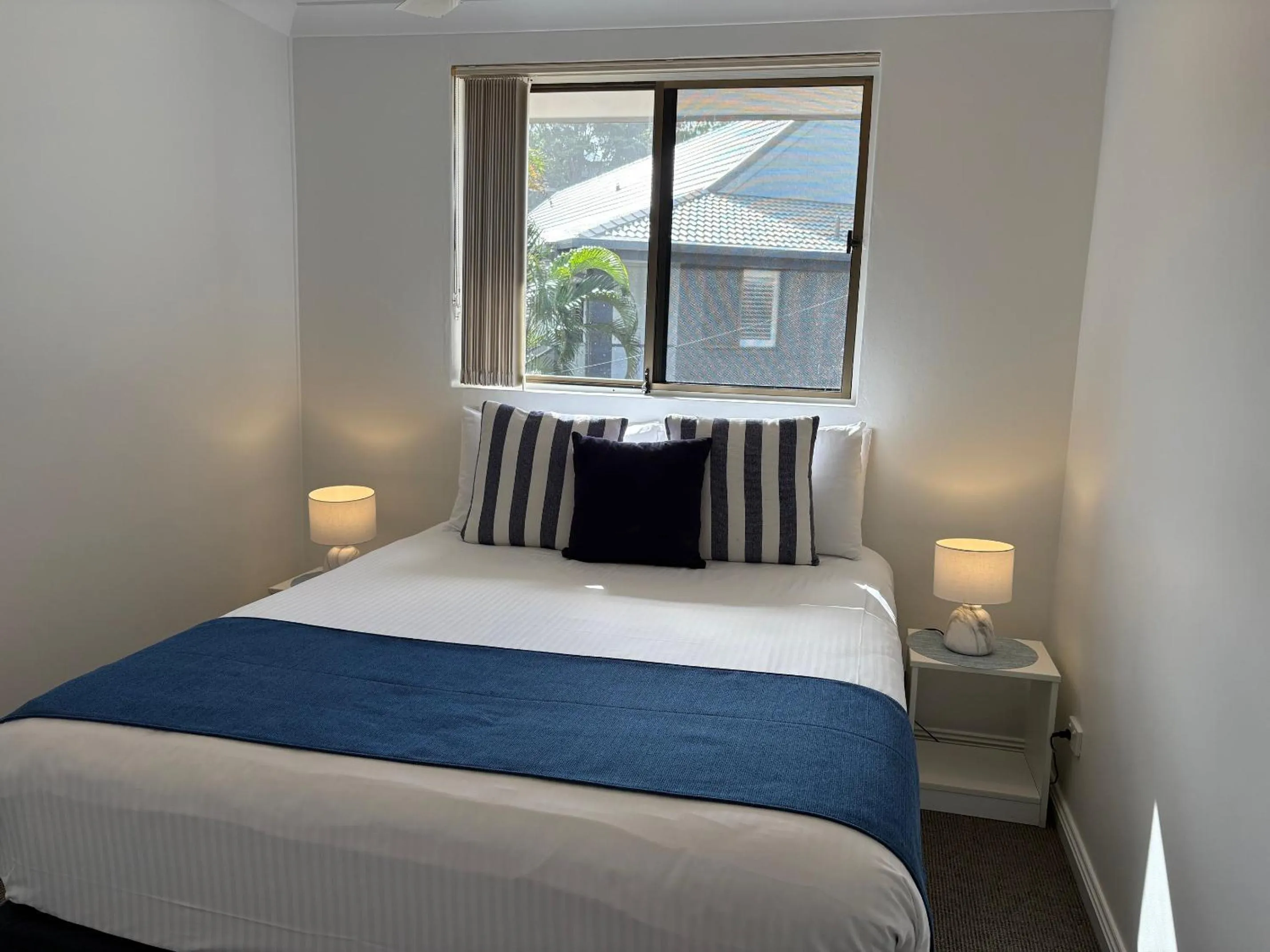 Bedroom, Bed in Smugglers On The Beach