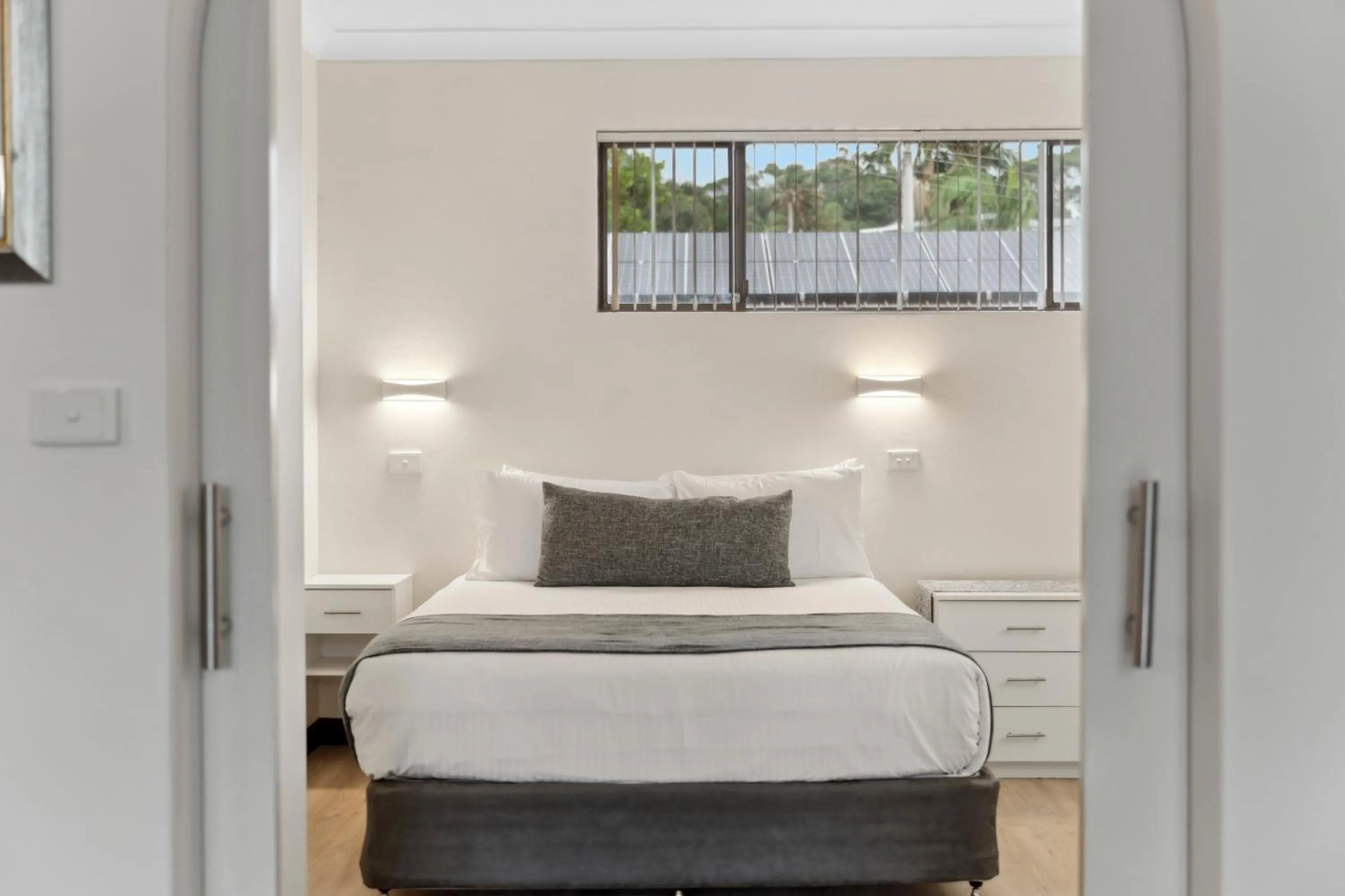 Bedroom, Bed in Smugglers On The Beach