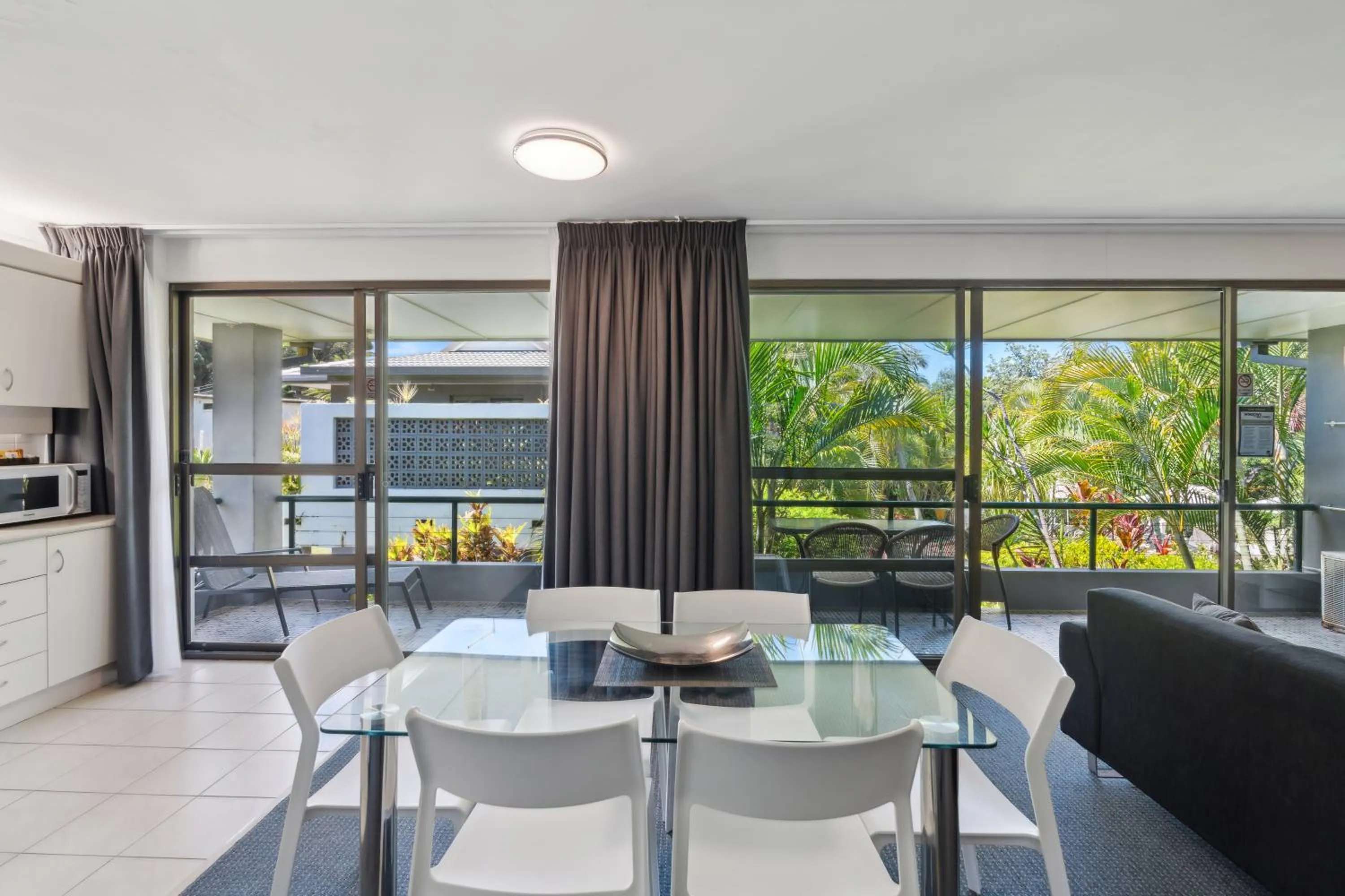 Dining area in Smugglers On The Beach