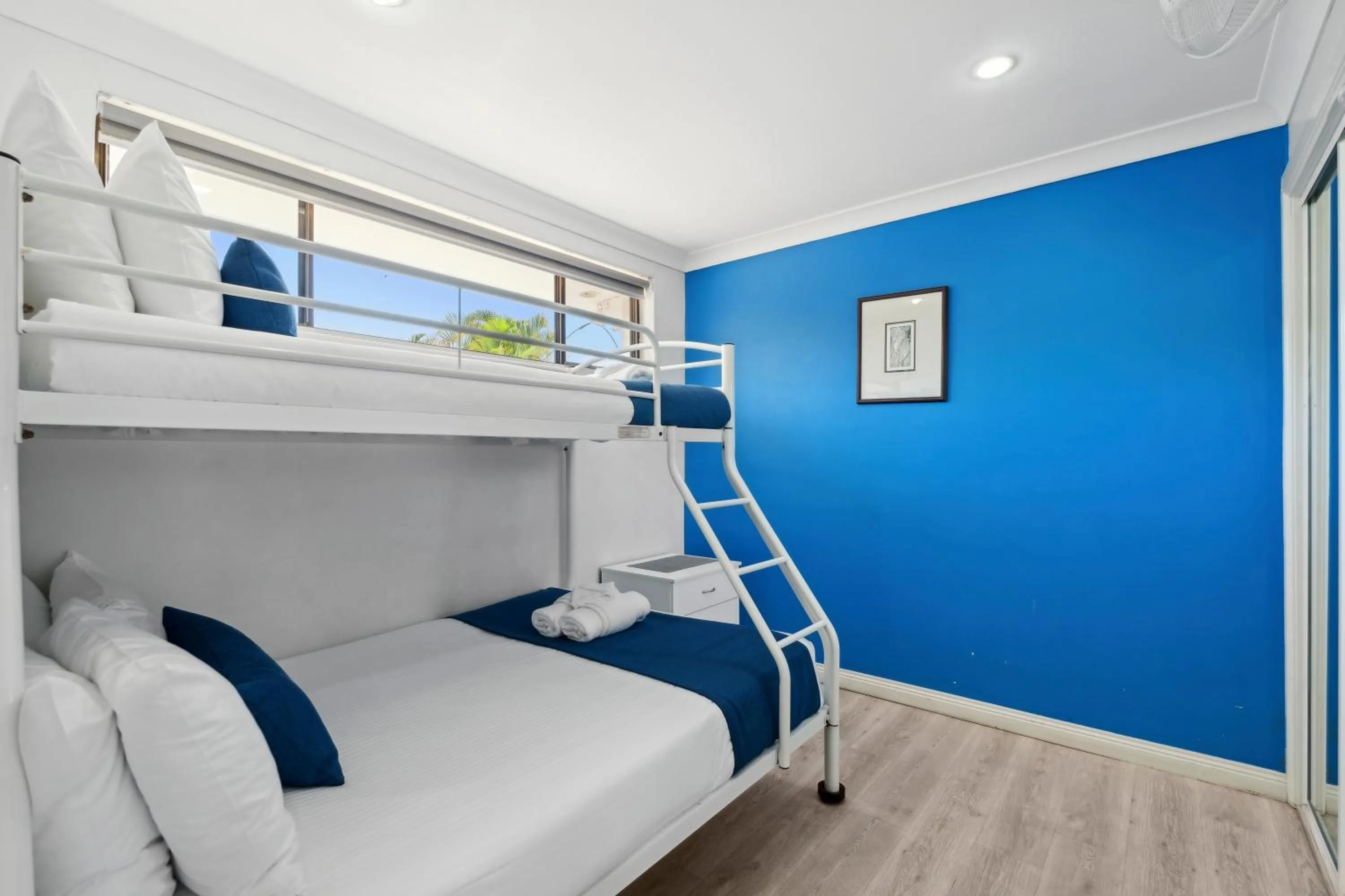 Bedroom, Bed in Smugglers On The Beach