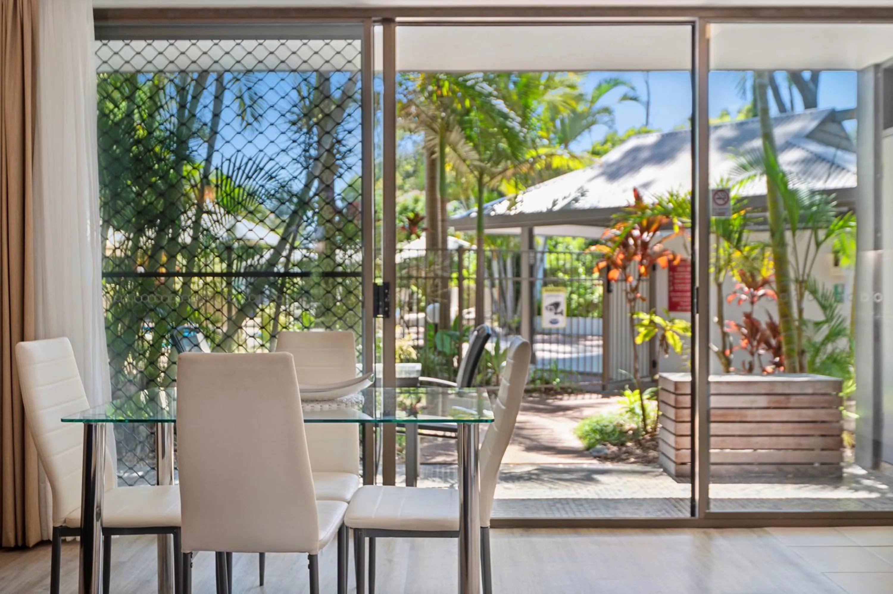 Dining area in Smugglers On The Beach