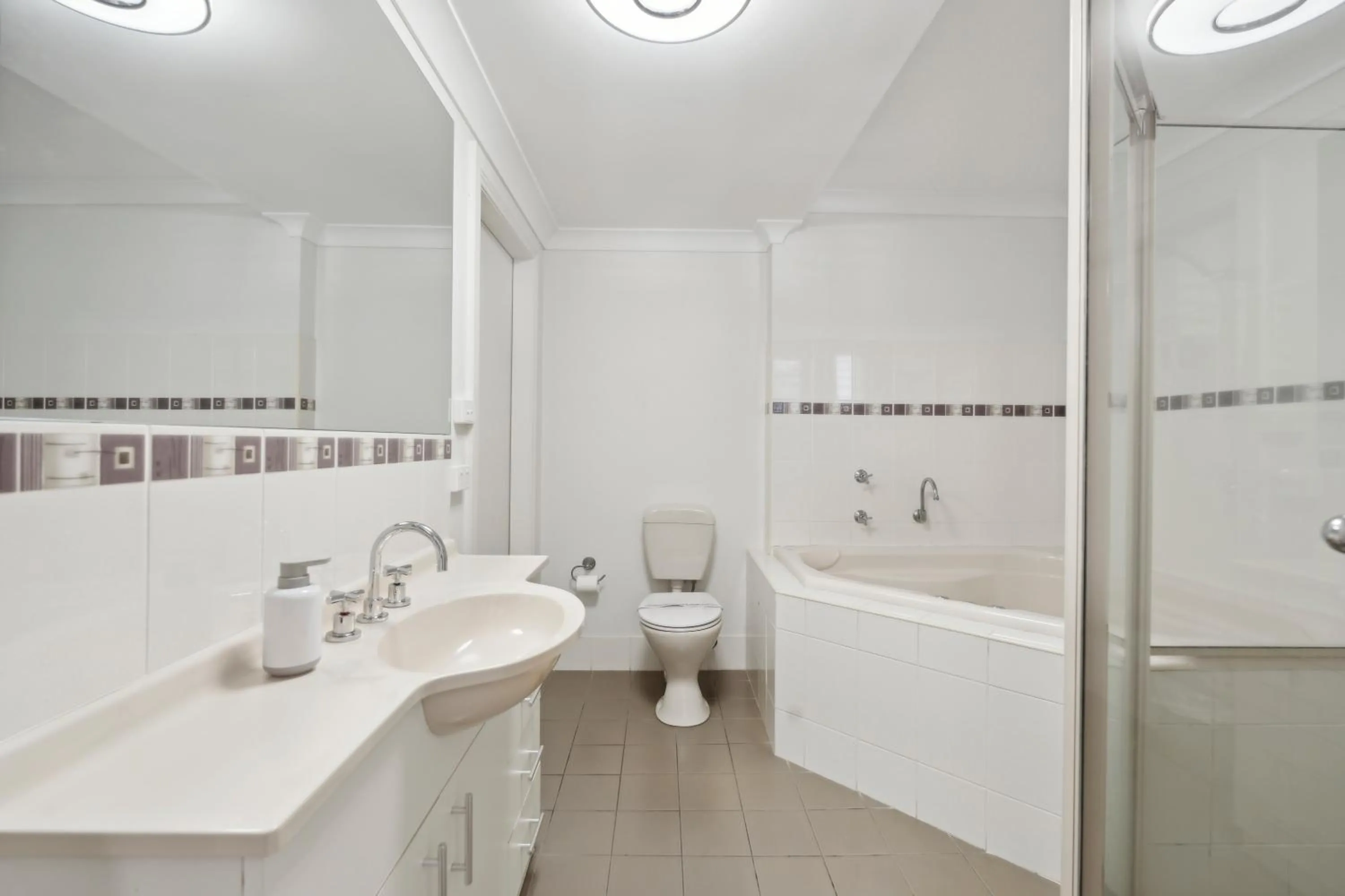 Bathroom in Smugglers On The Beach