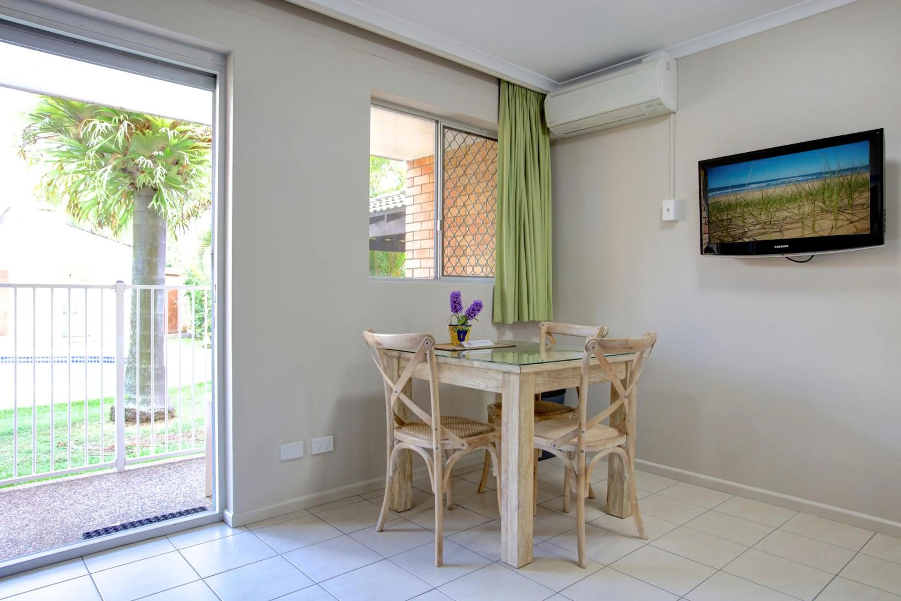Dining area in Beachpark Apartments Coffs Harbour