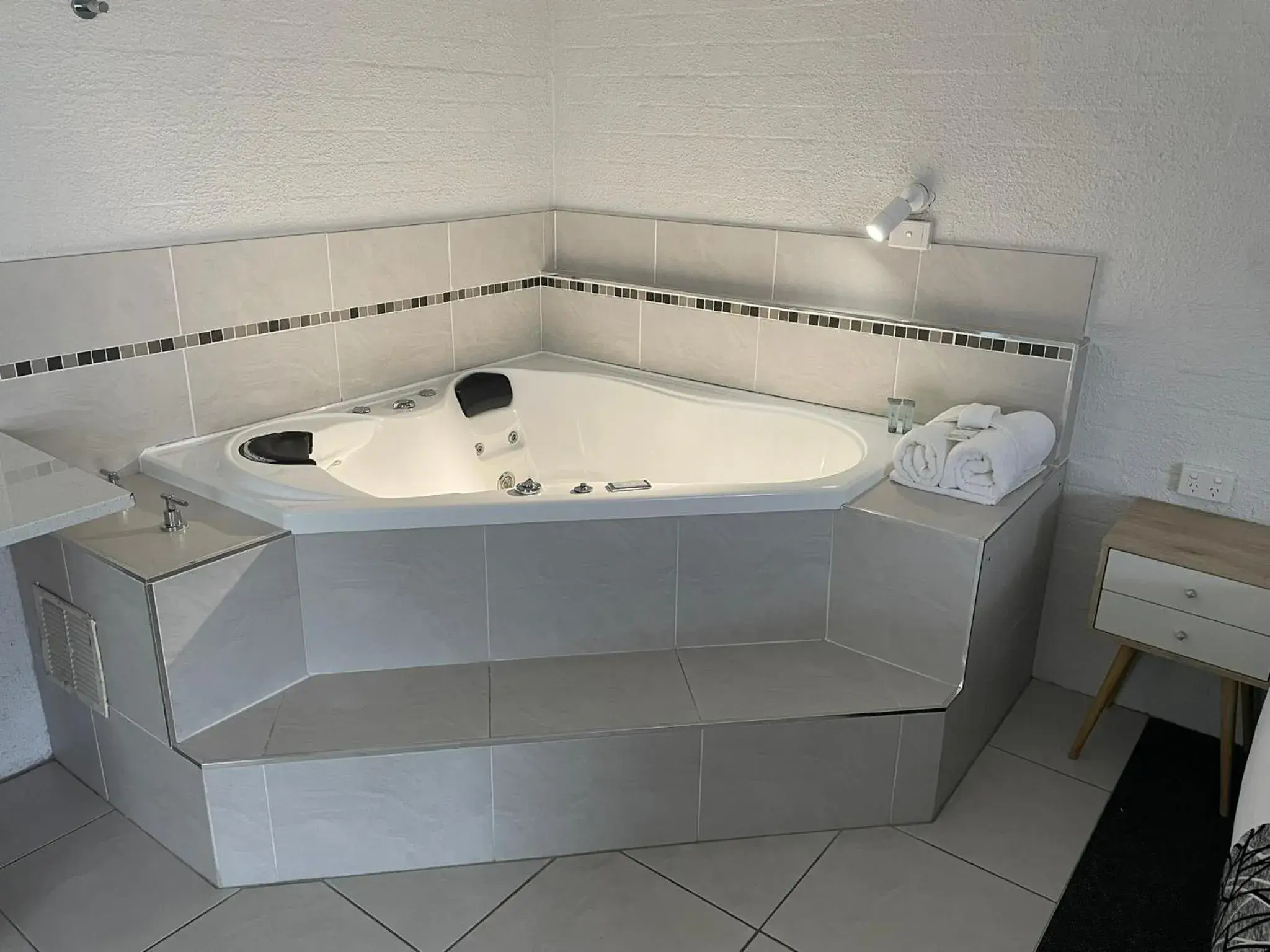 King Suite with Spa Bath in Coastal Bay Motel King Suite with Spa Bath in Coastal Bay Motel