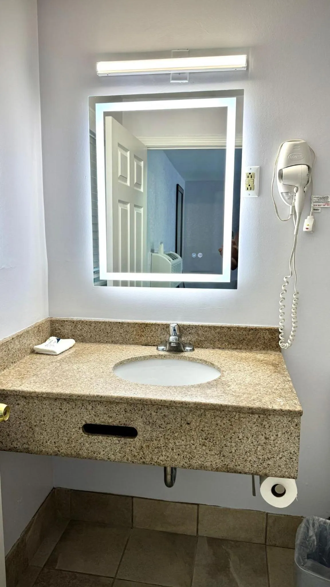 Bathroom in Chisholm's Motor Inn