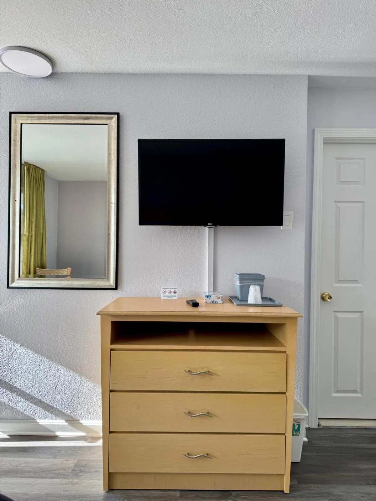 TV and multimedia, Bed in Chisholm's Motor Inn