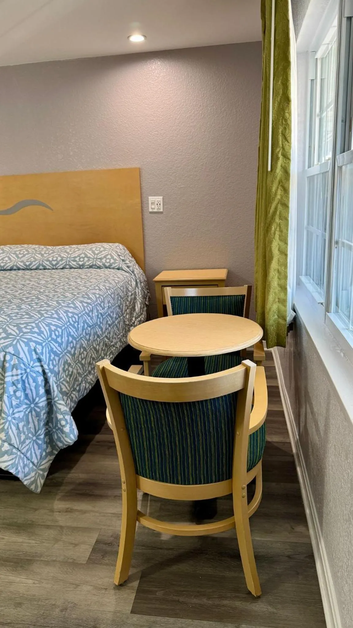 Photo of the whole room, Bed in Chisholm's Motor Inn