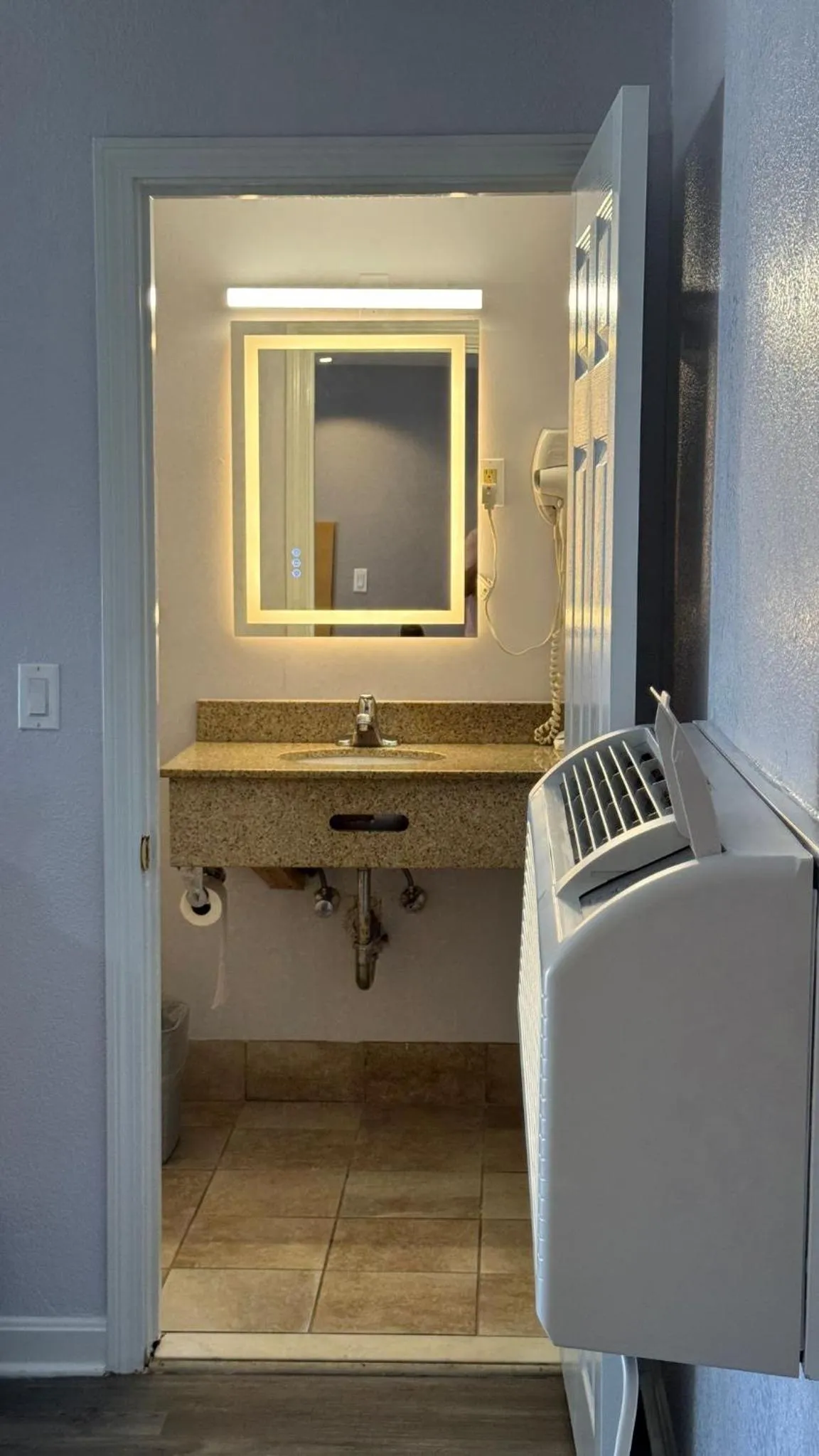 Bathroom in Chisholm's Motor Inn