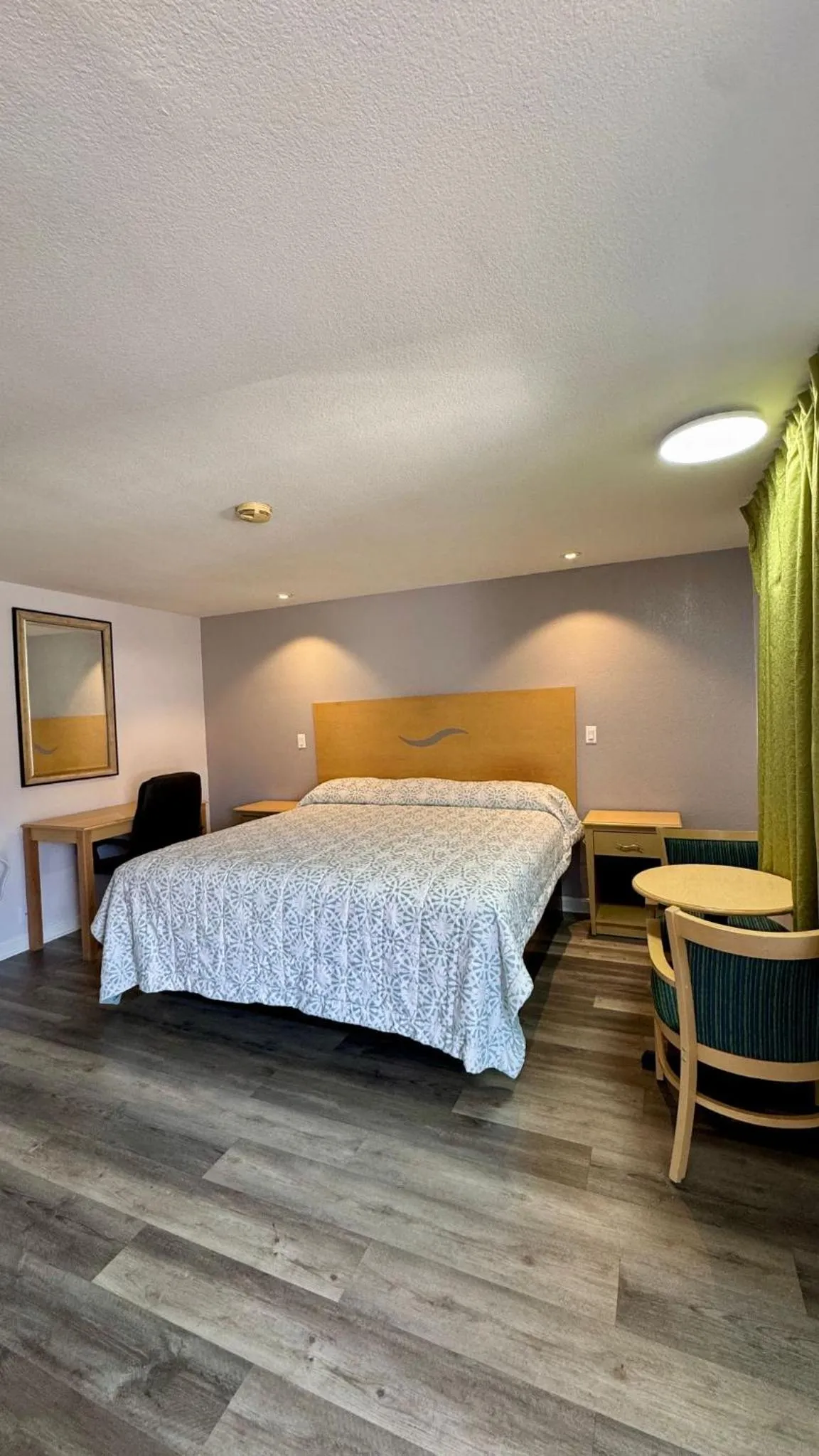 Photo of the whole room, Bed in Chisholm's Motor Inn