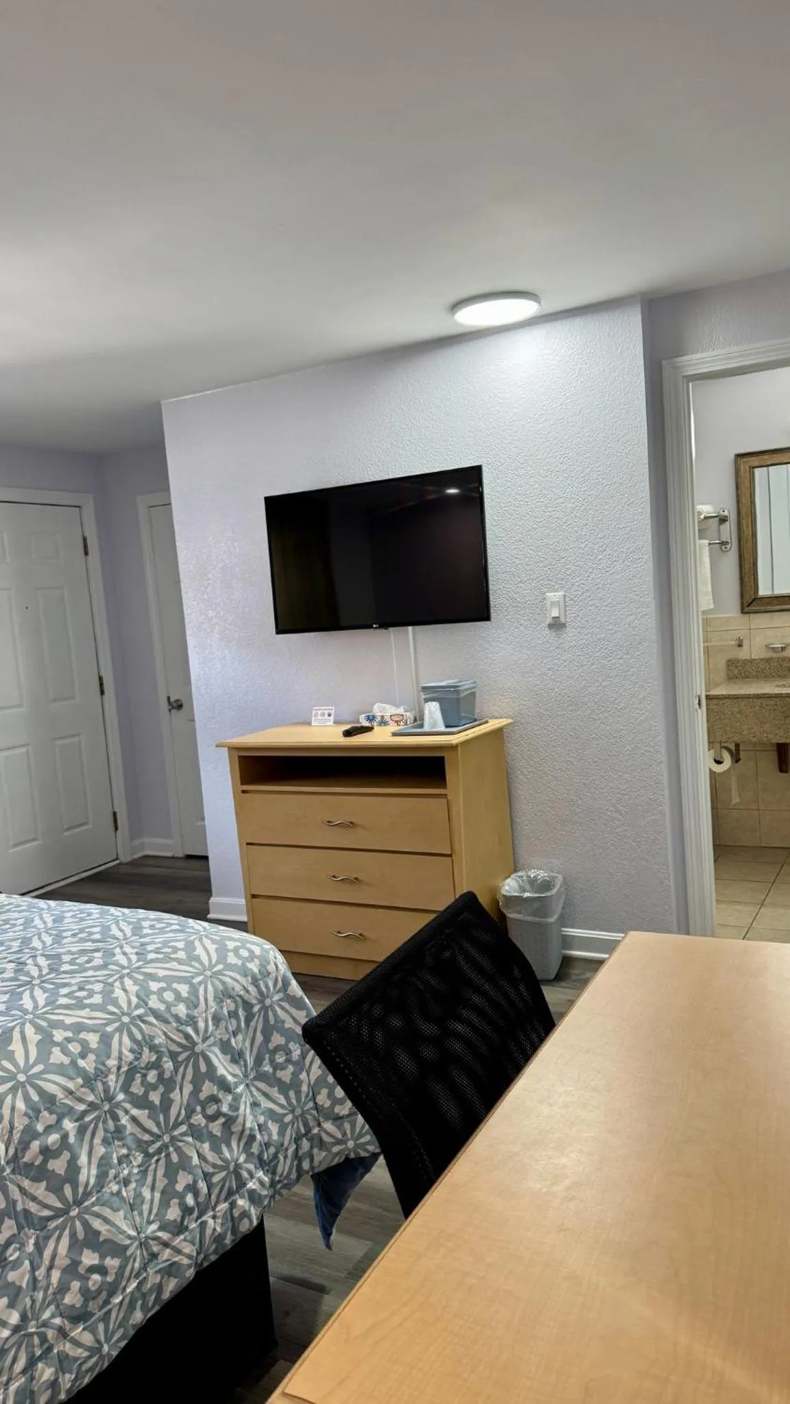 TV and multimedia, Bed in Chisholm's Motor Inn