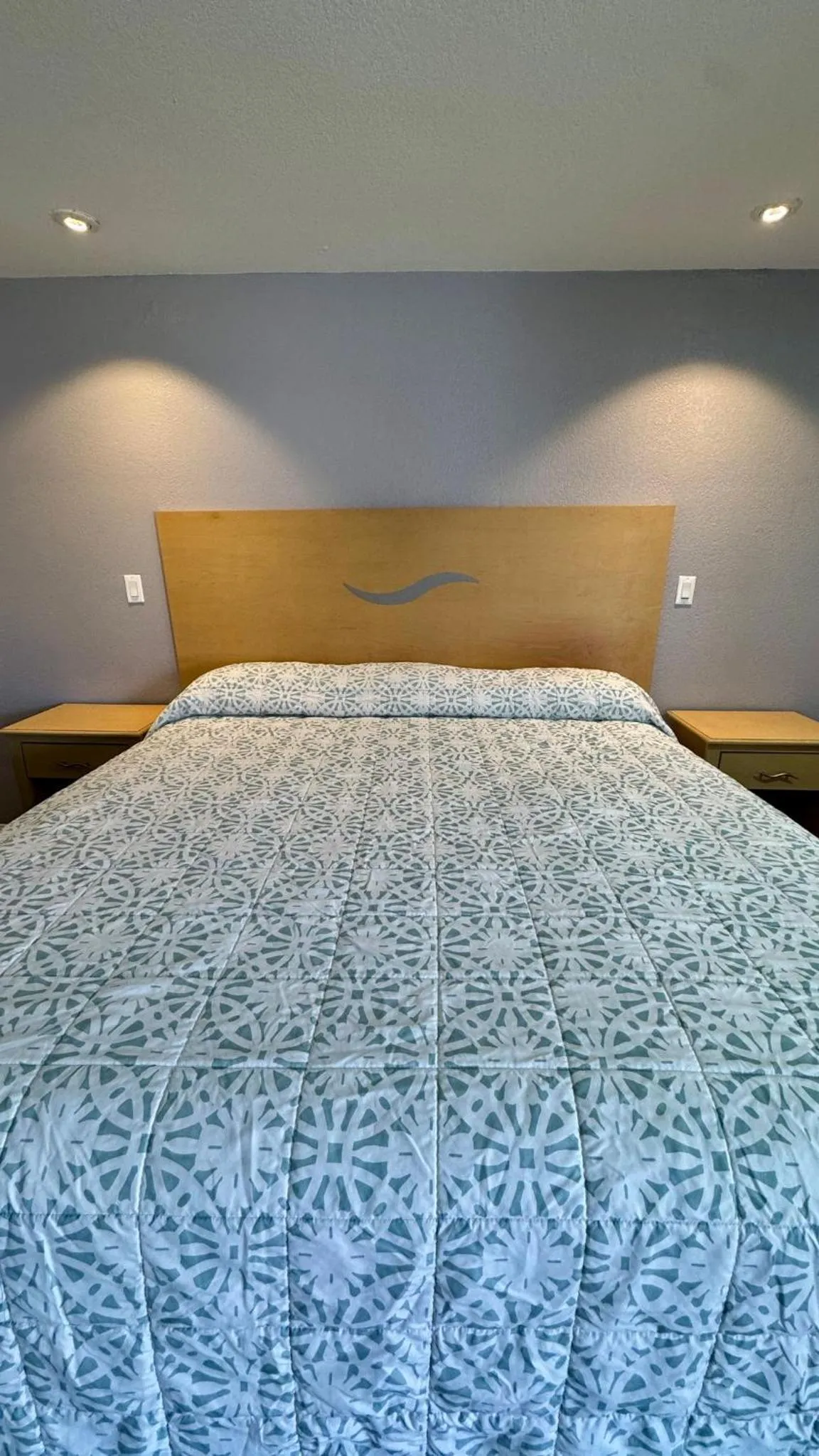 Bed in Chisholm's Motor Inn