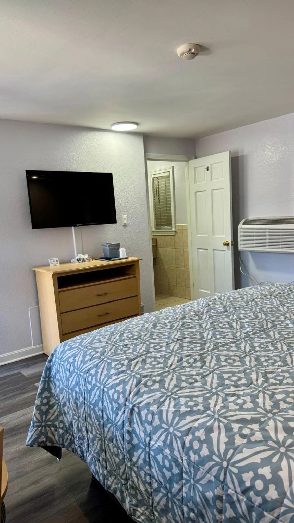 TV and multimedia, Bed in Chisholm's Motor Inn