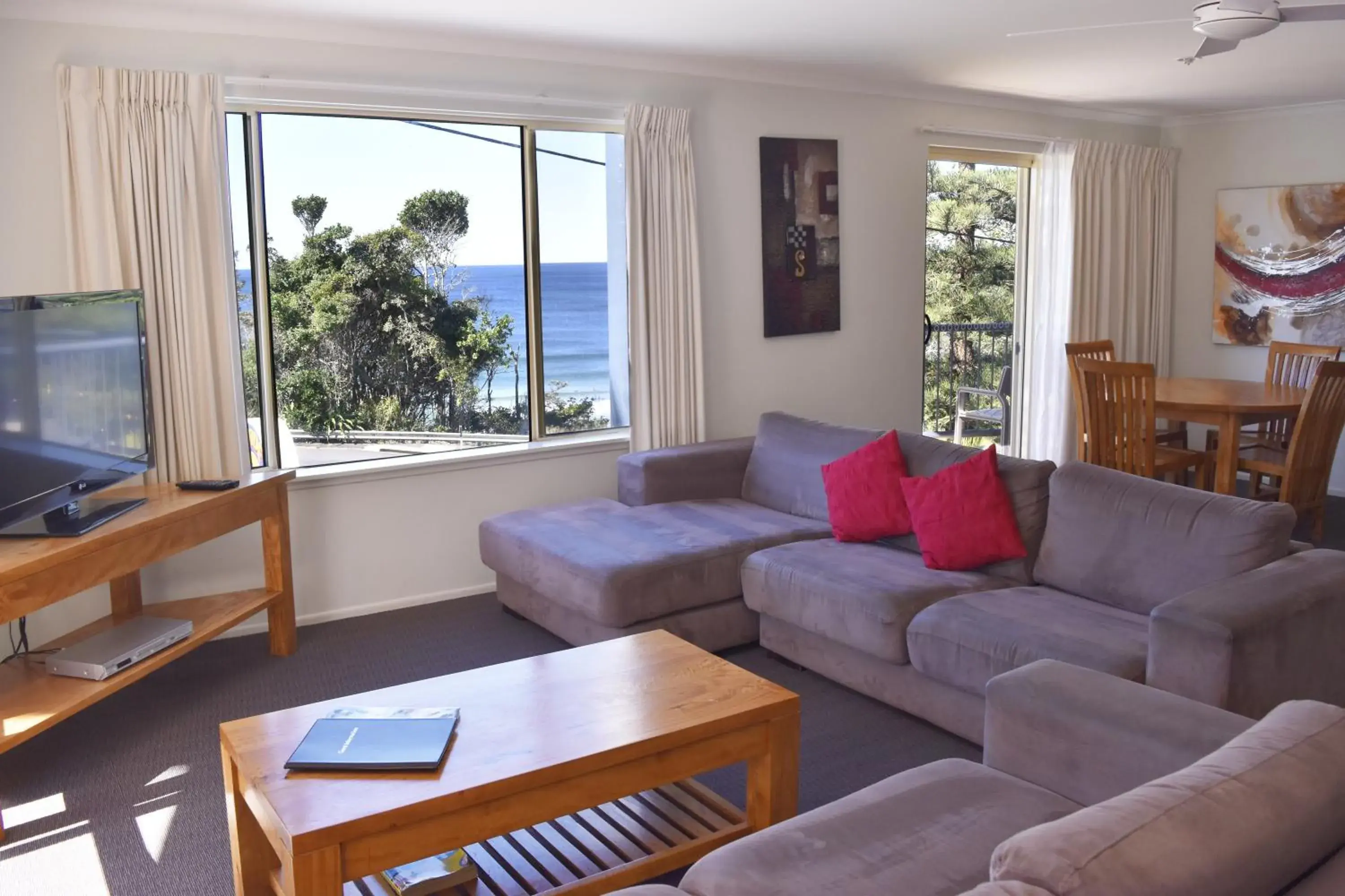 Two-Bedroom Apartment with Full Ocean View - Upstairs in Beachside Holiday Apartments Two-Bedroom Apartment with Full Ocean View - Upstairs in Beachside Holiday Apartments