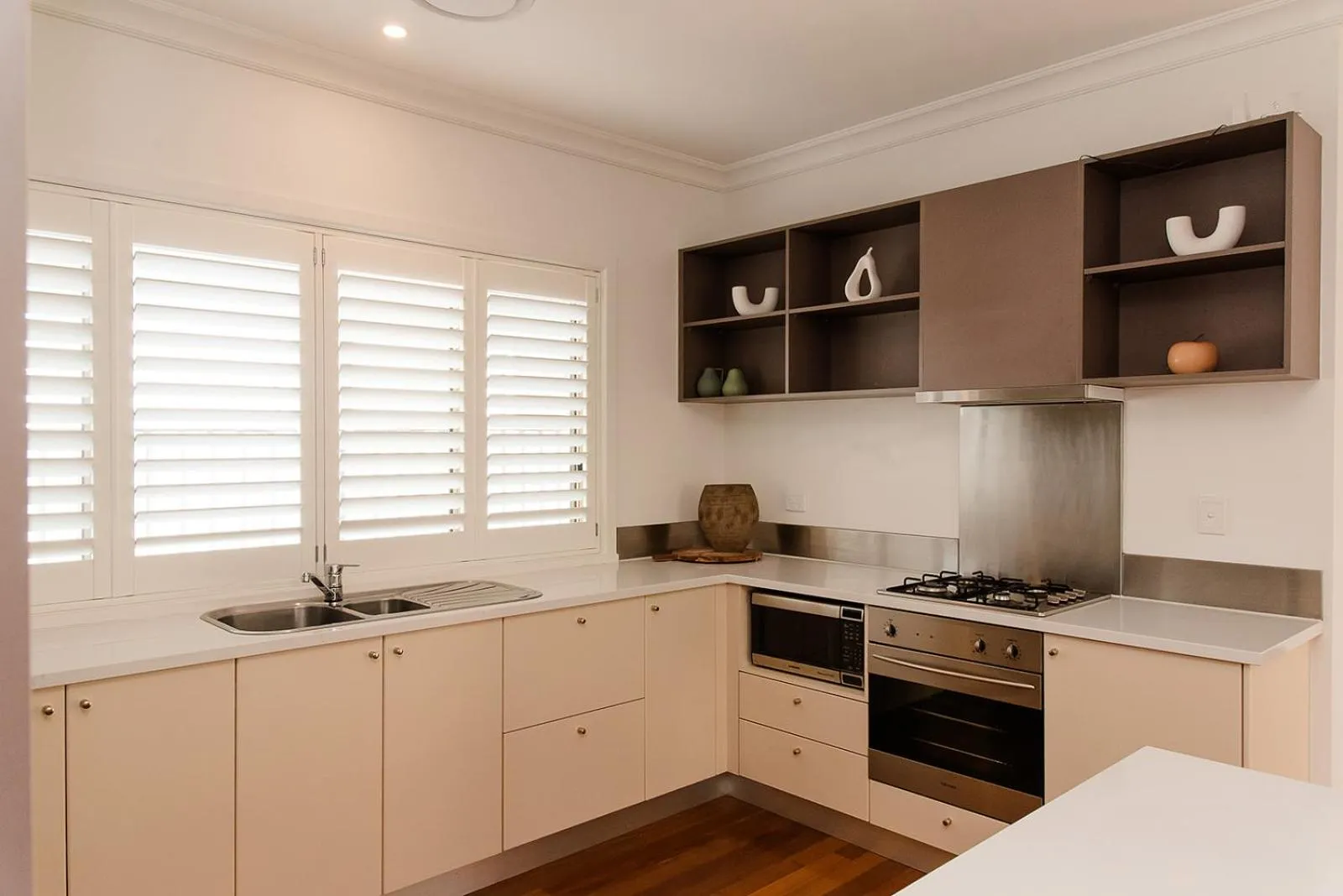 kitchen in Quality Hotel Wangaratta Gateway