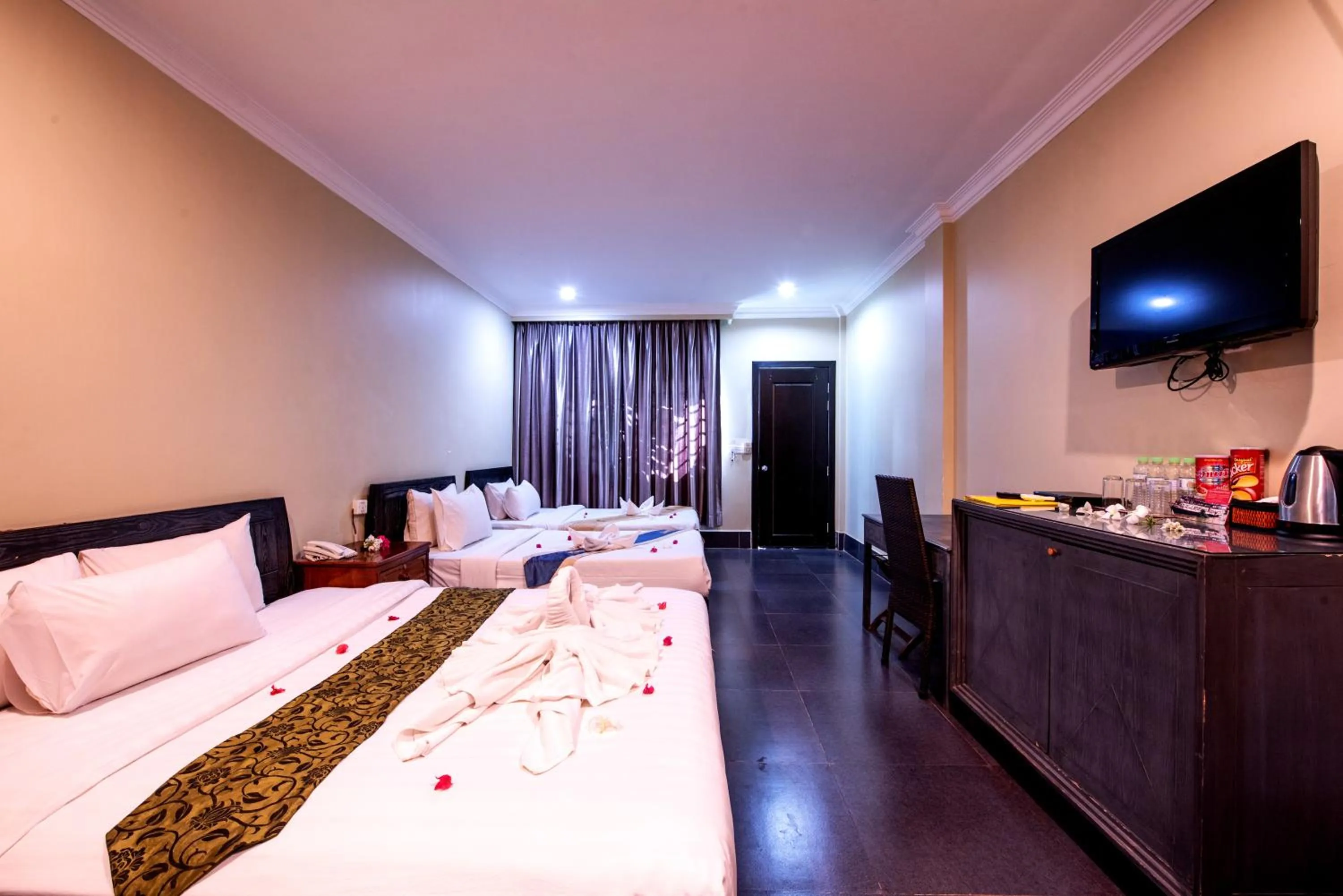 Living room, Bed in Central Night Hotel