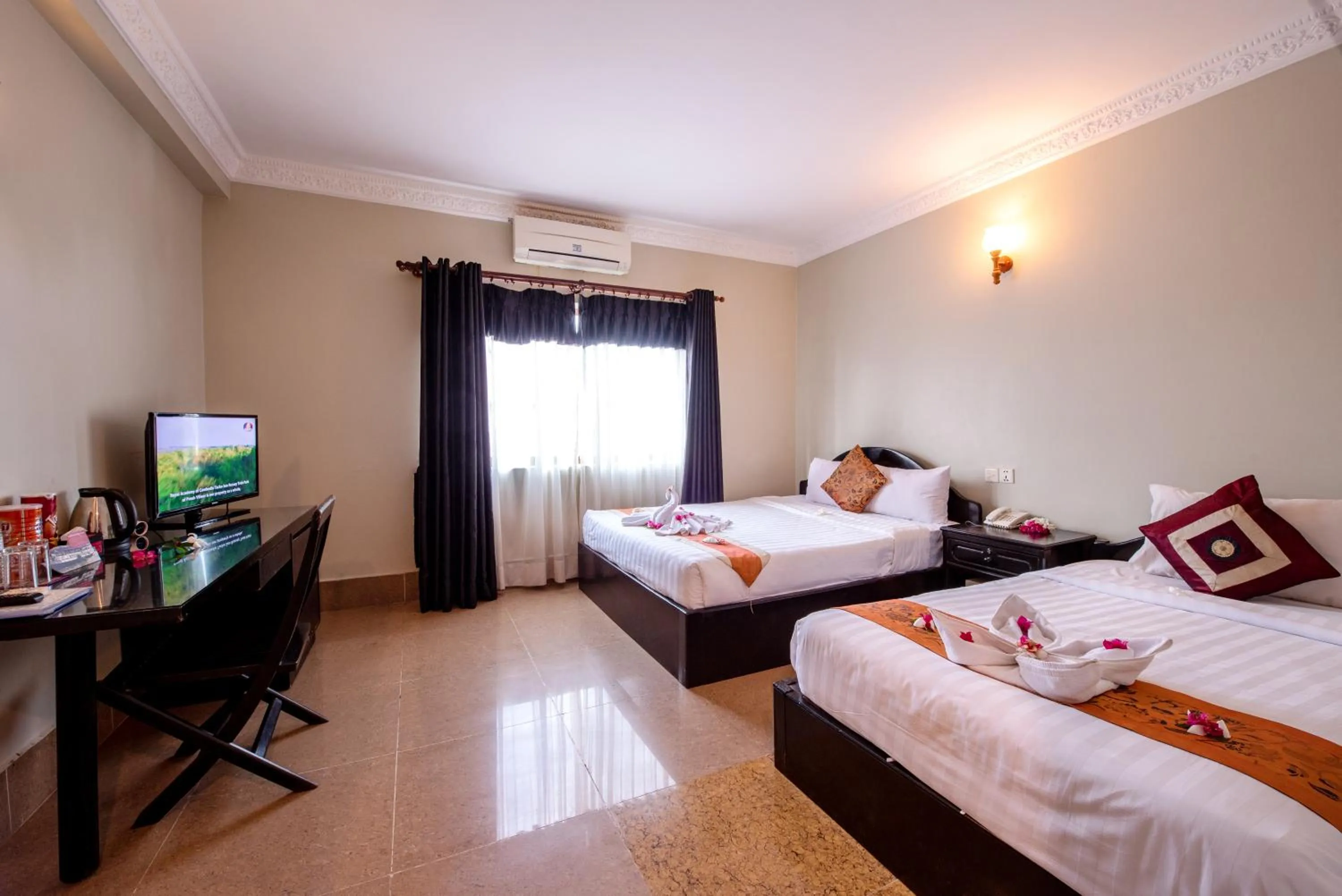 Communal lounge/ TV room, Bed in Central Night Hotel