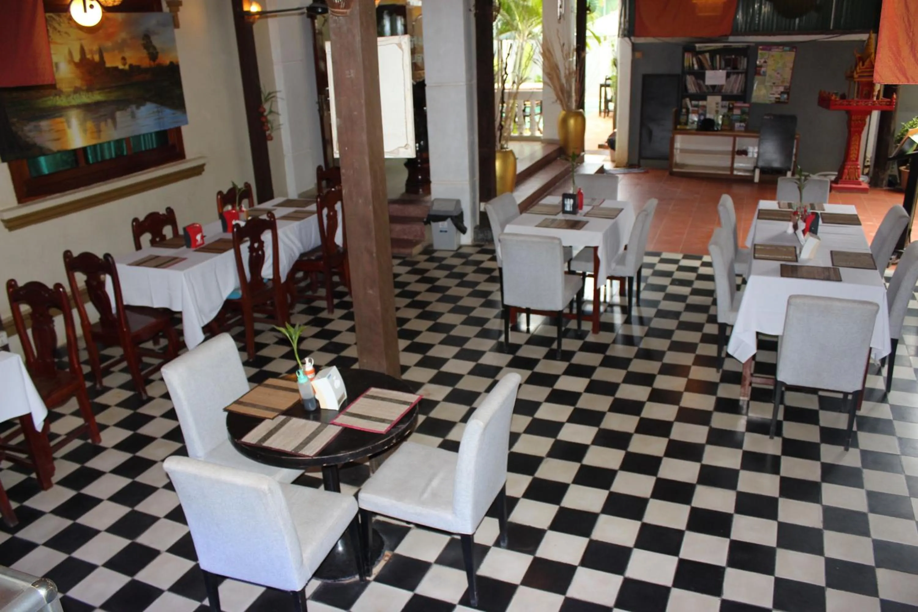 Restaurant/places to eat in Central Night Hotel