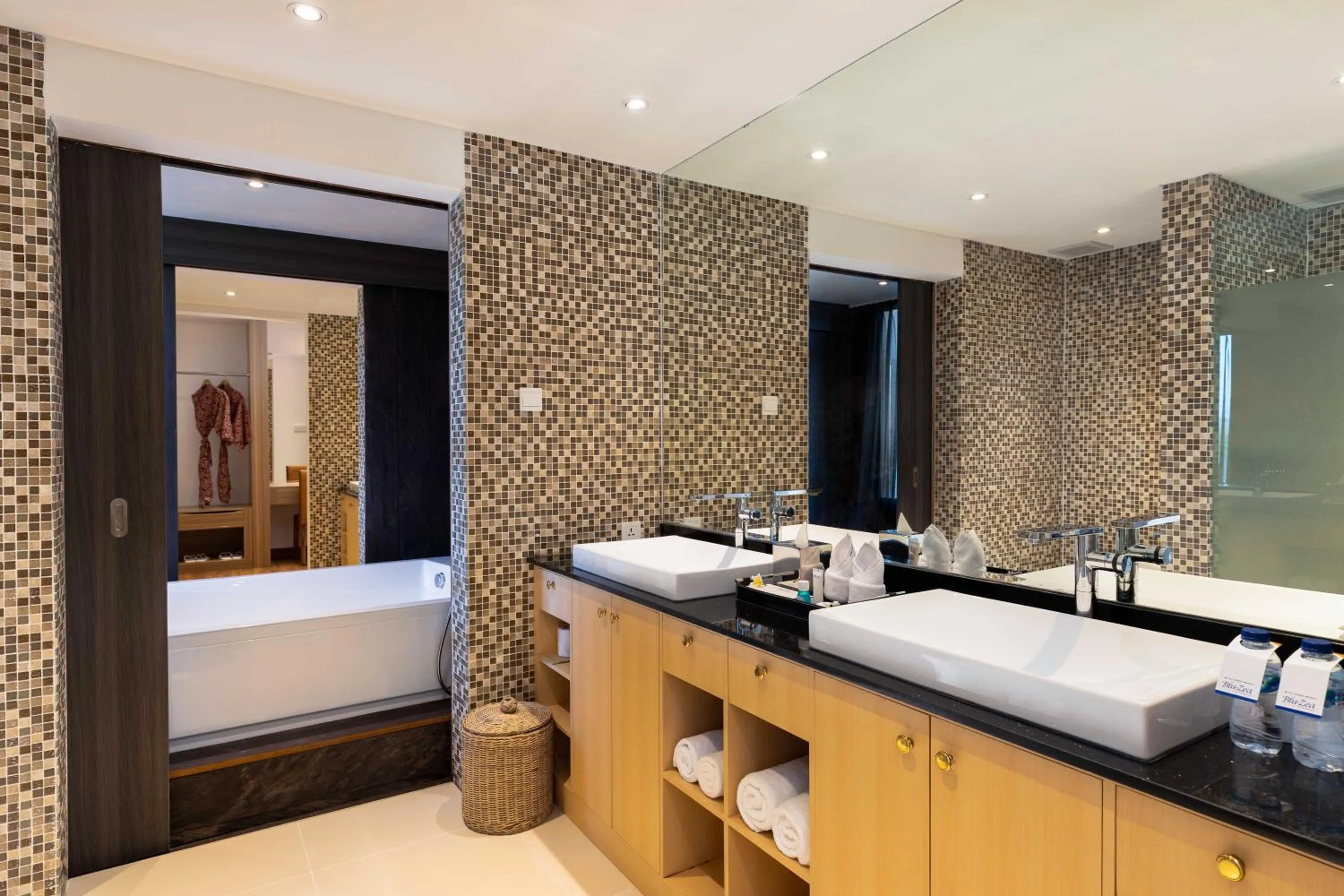 Shower, Bed in Downtown Villas