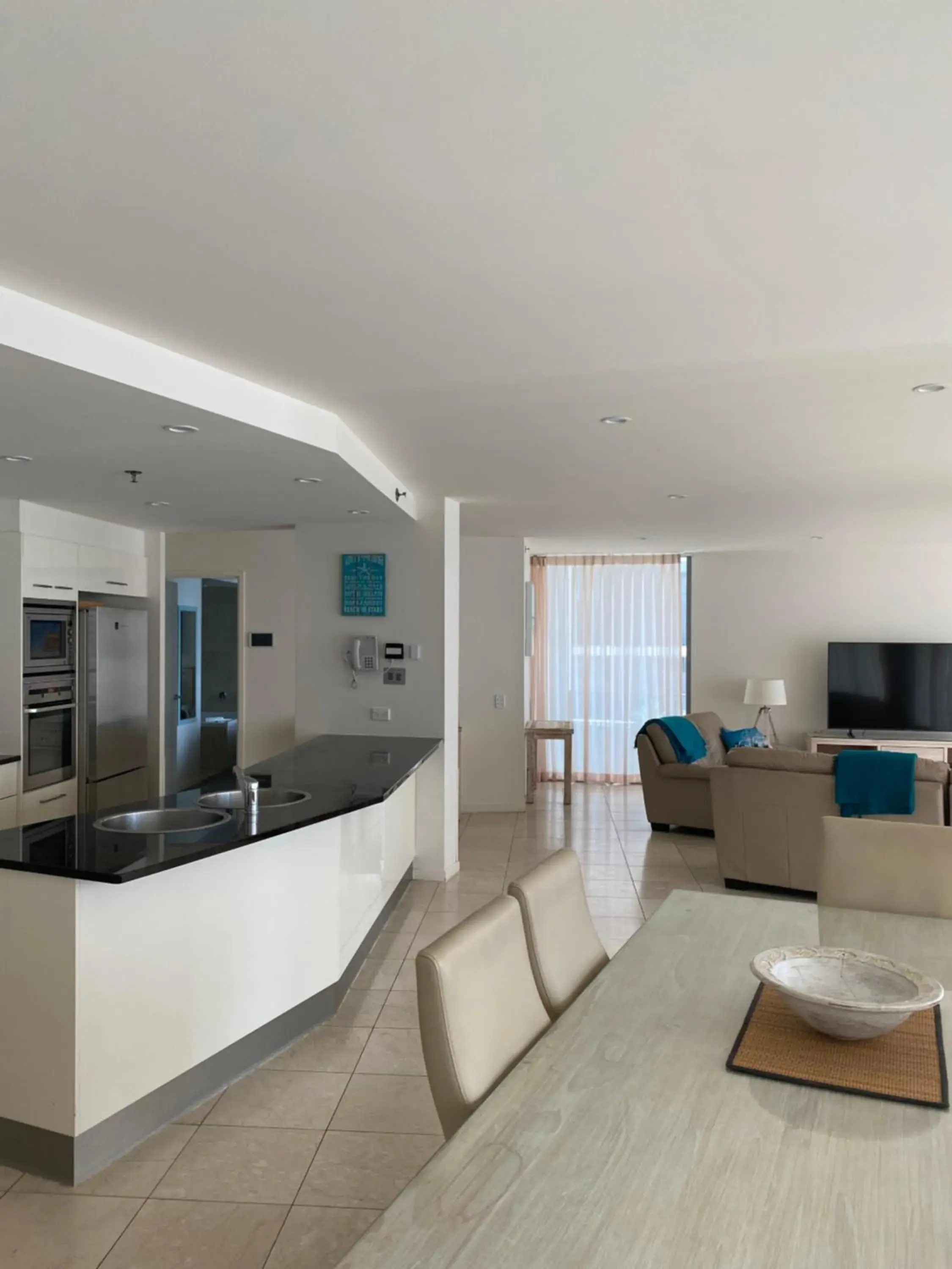 Three-Bedroom Apartment with Ocean View in Cilento Mooloolaba Three-Bedroom Apartment with Ocean View in Cilento Mooloolaba