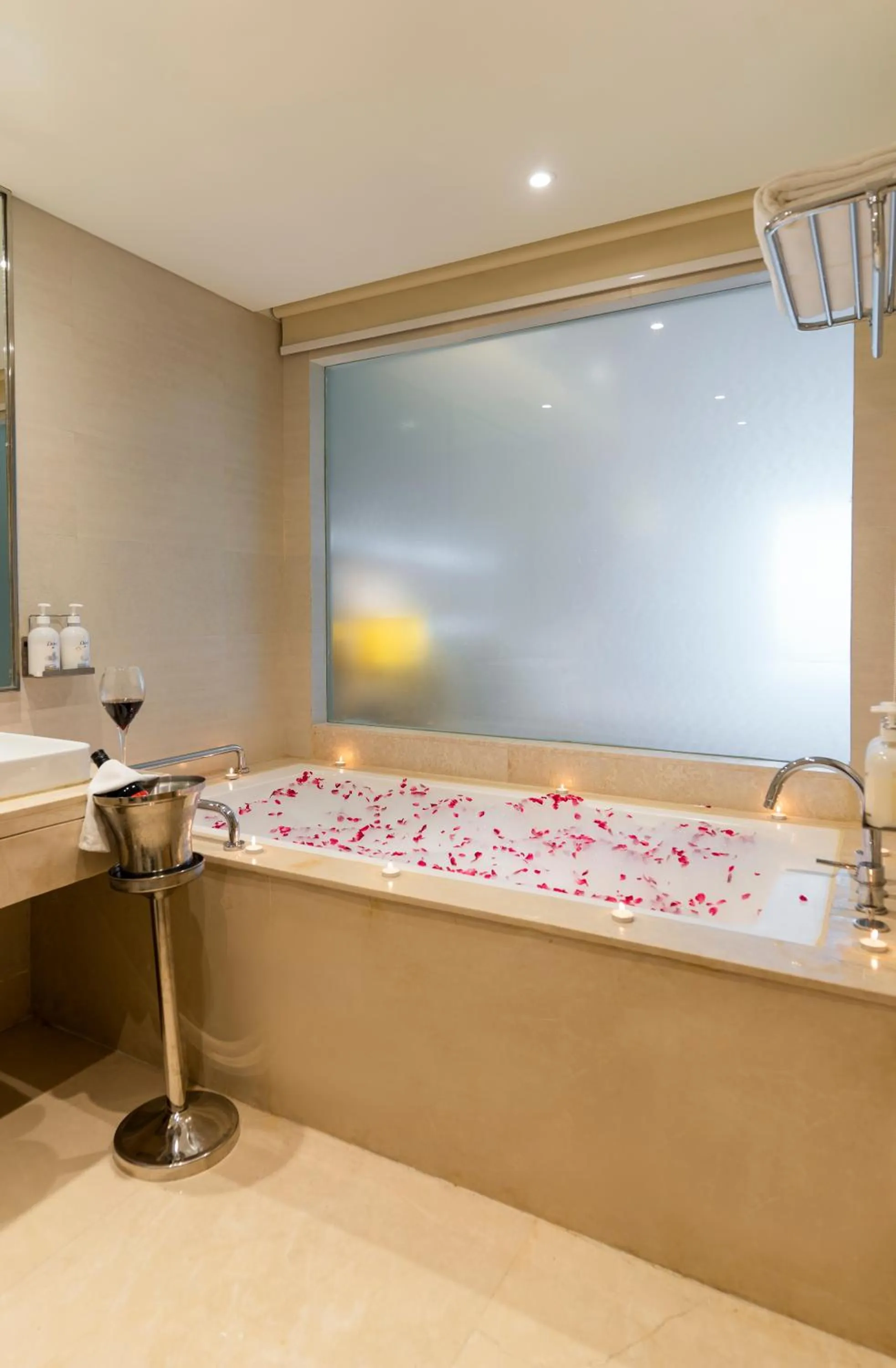 Bath in Holiday Inn Agra MG Road an IHG Hotel