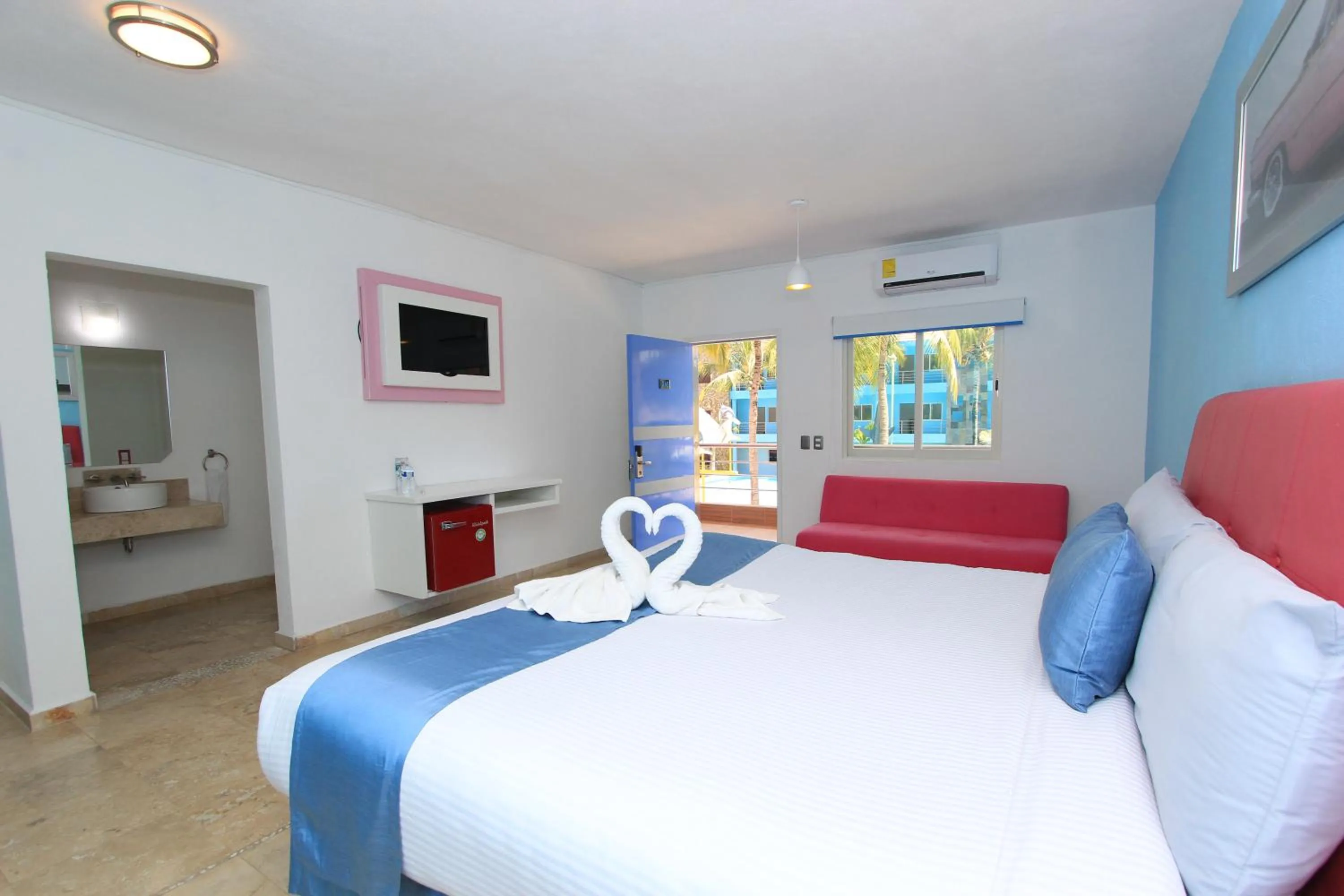 Photo of the whole room, Bed in Miami Inn