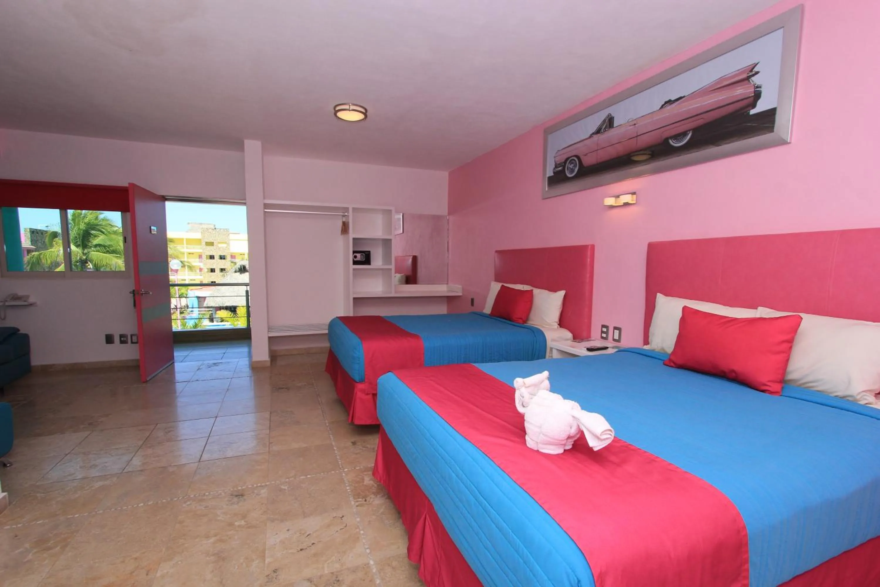 Photo of the whole room, Bed in Miami Inn