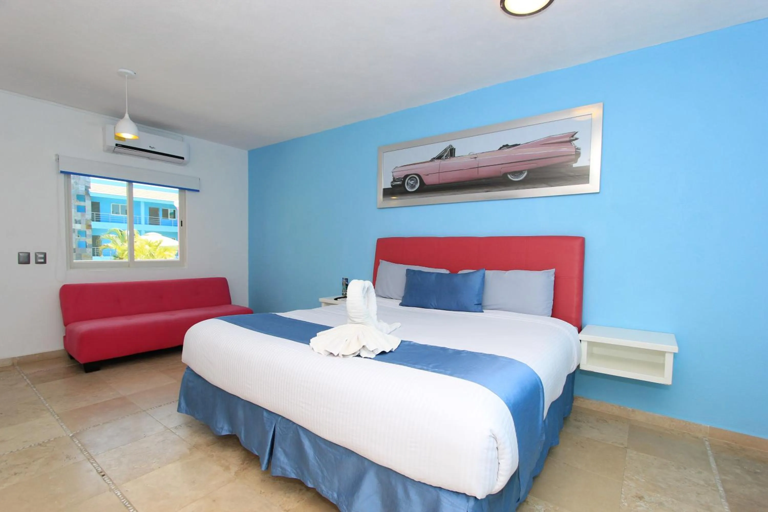 Photo of the whole room, Bed in Miami Inn