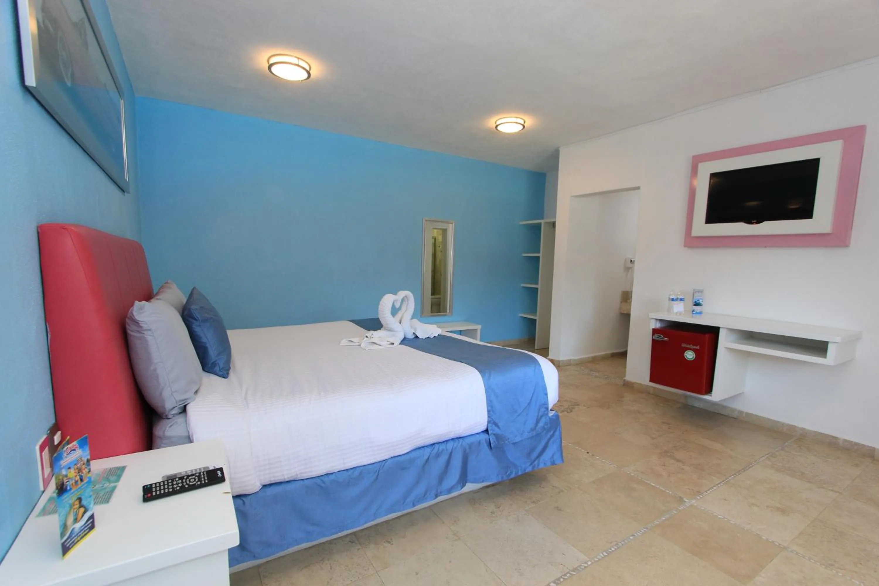 Bedroom, Bed in Miami Inn