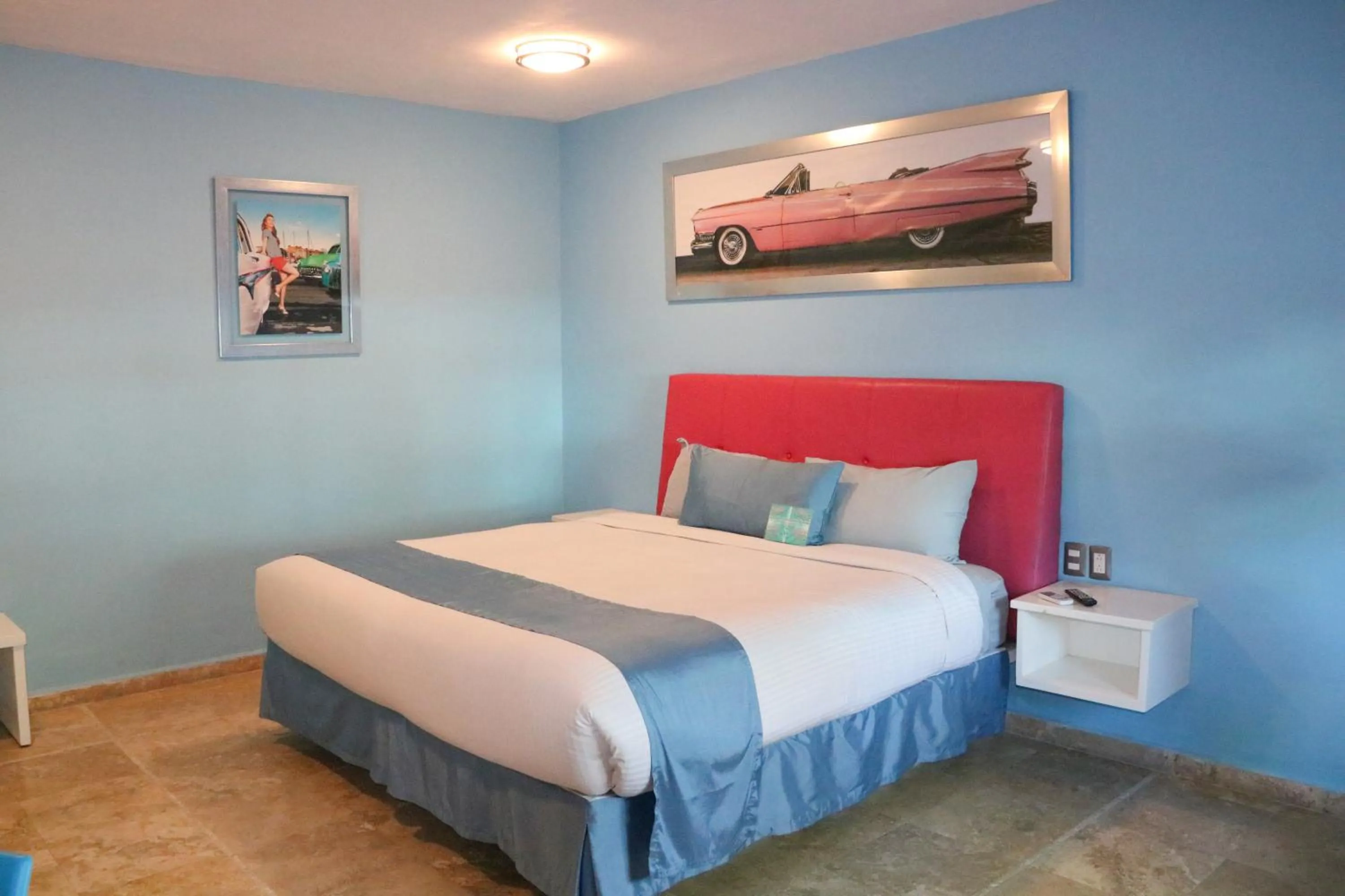 Bedroom, Bed in Miami Inn