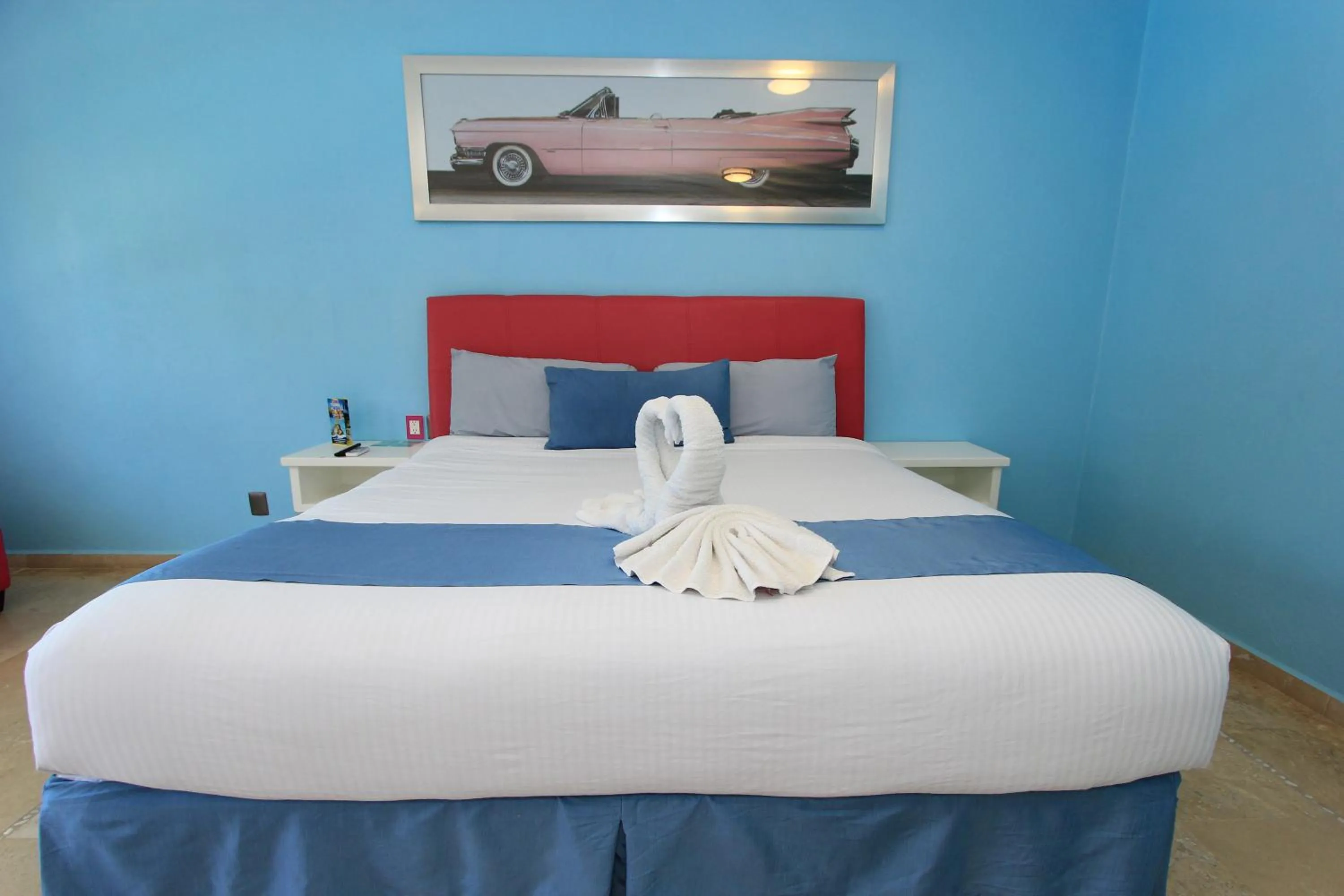 Bedroom, Bed in Miami Inn