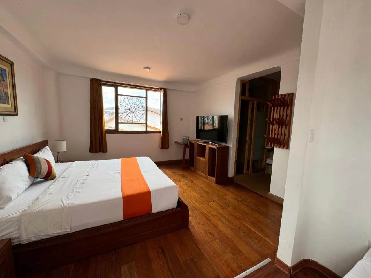 Photo of the whole room, Bed in Waman Qorikancha