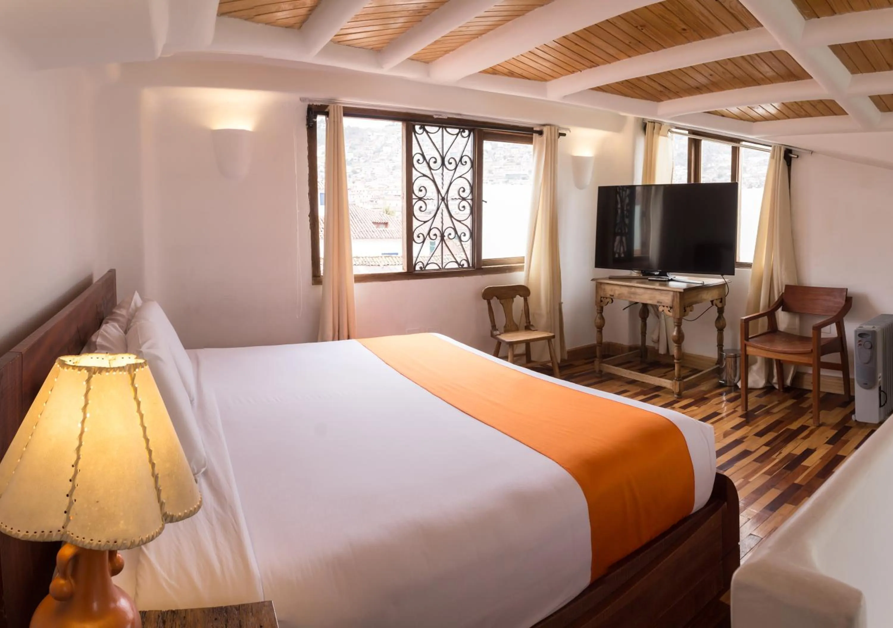 Photo of the whole room, Bed in Waman Qorikancha