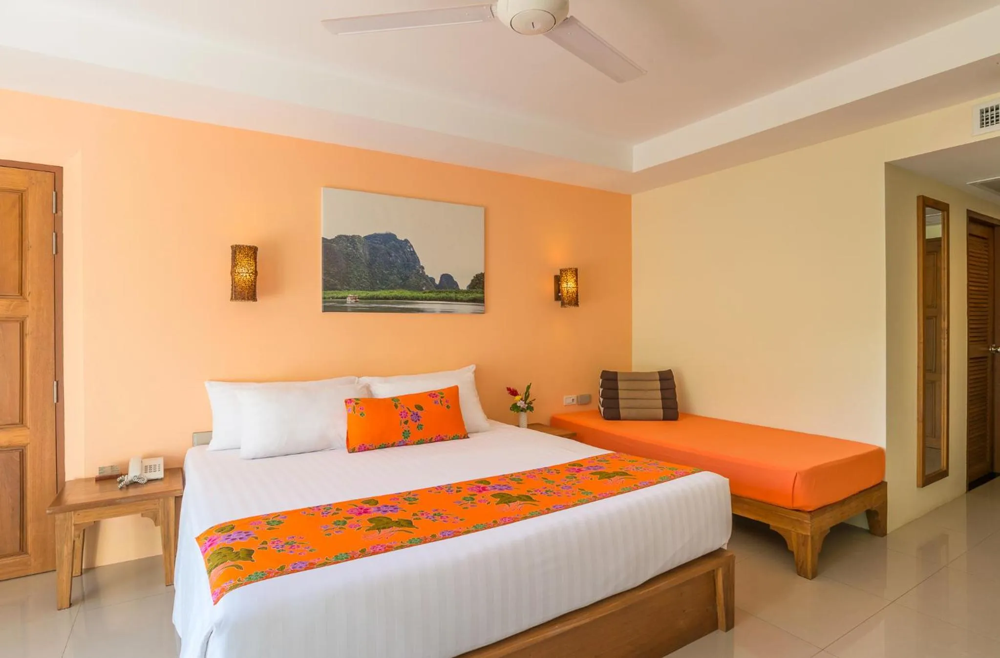 Photo of the whole room, Bed in Srisuksant Resort