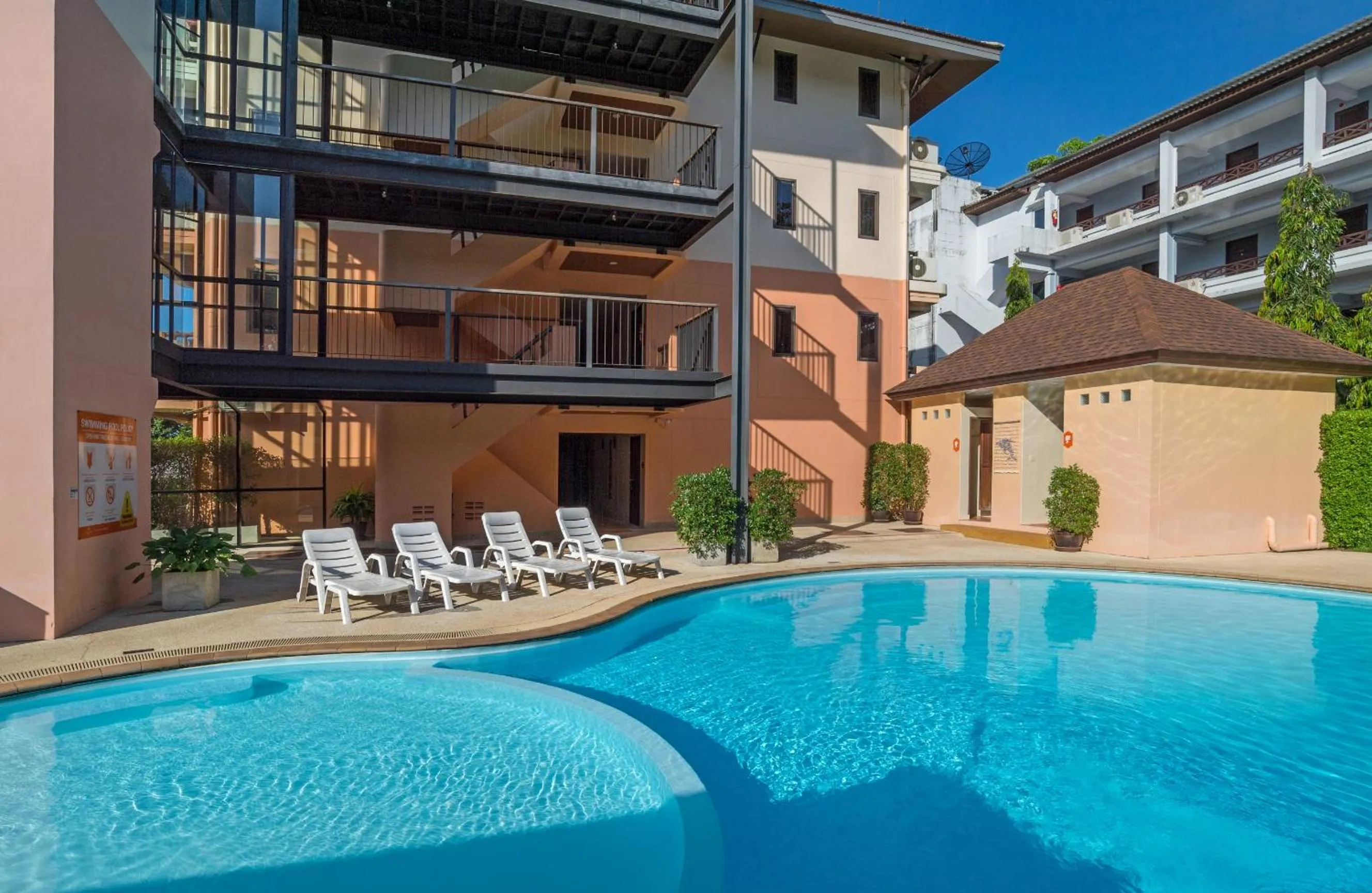 Swimming pool in Srisuksant Resort