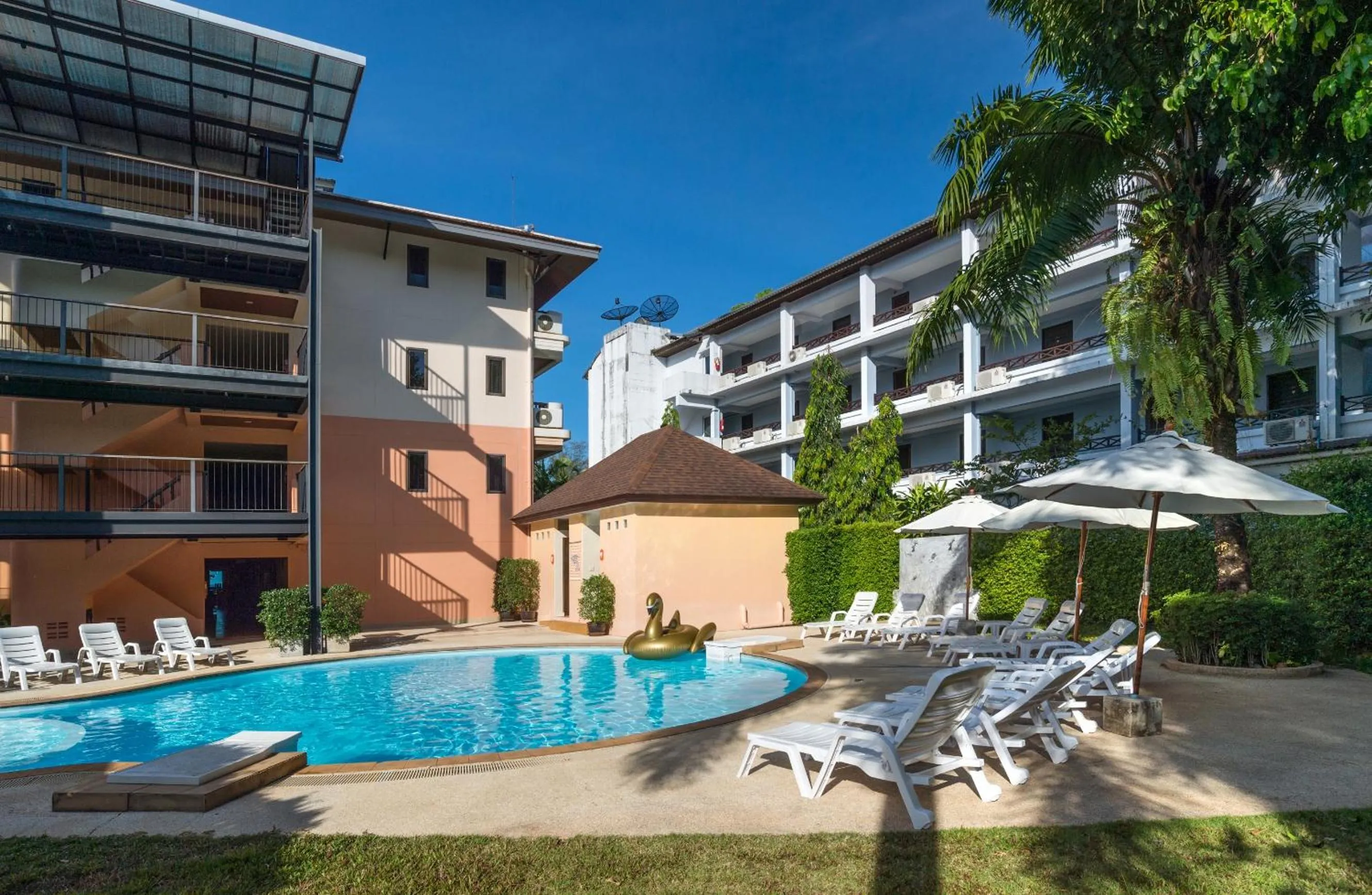 Swimming pool in Srisuksant Resort