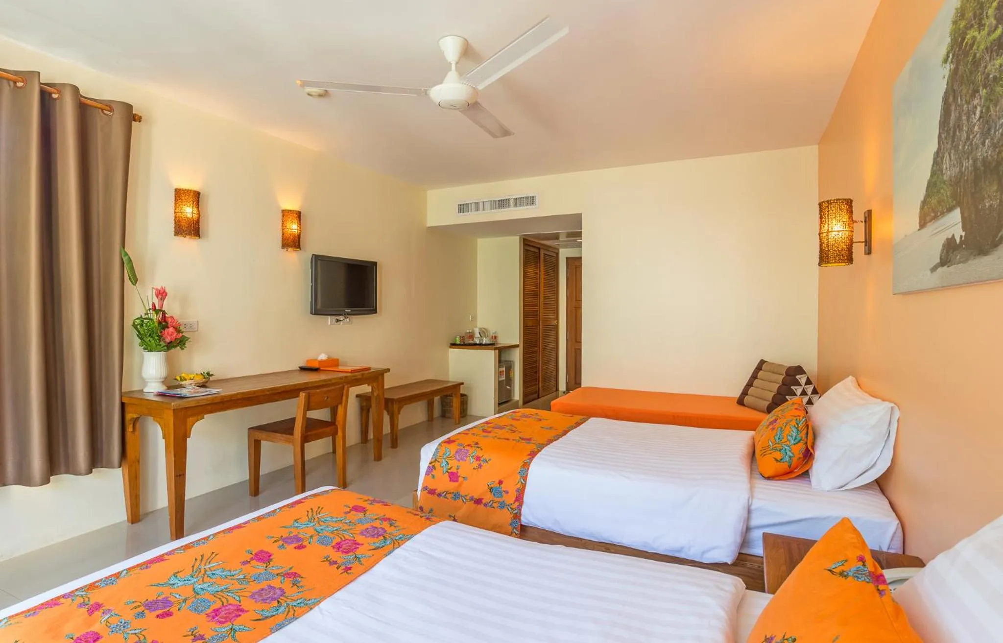 Bed in Srisuksant Resort