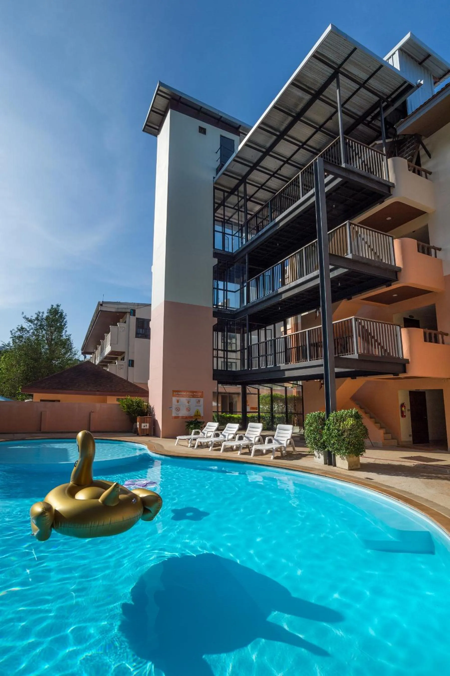 Swimming pool in Srisuksant Resort