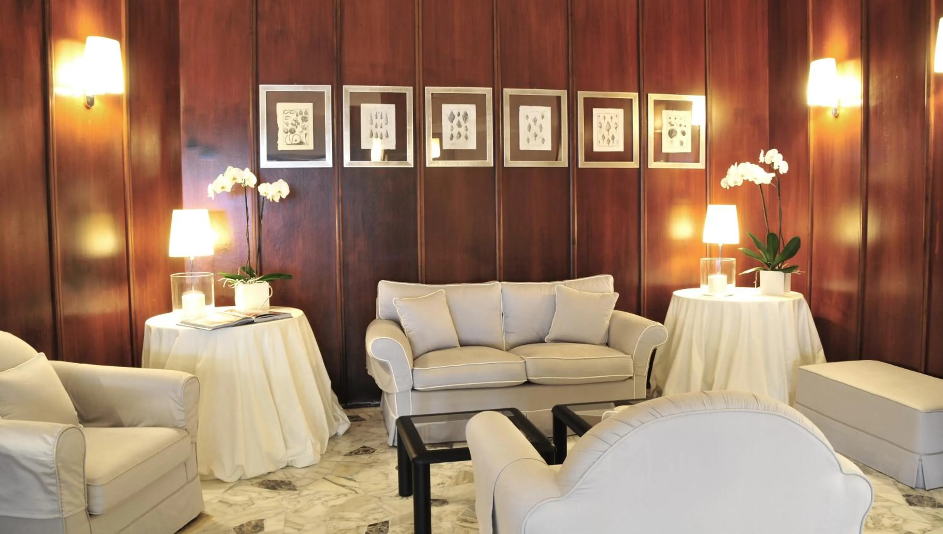 Communal lounge/ TV room in Hotel Plaza Esplanade